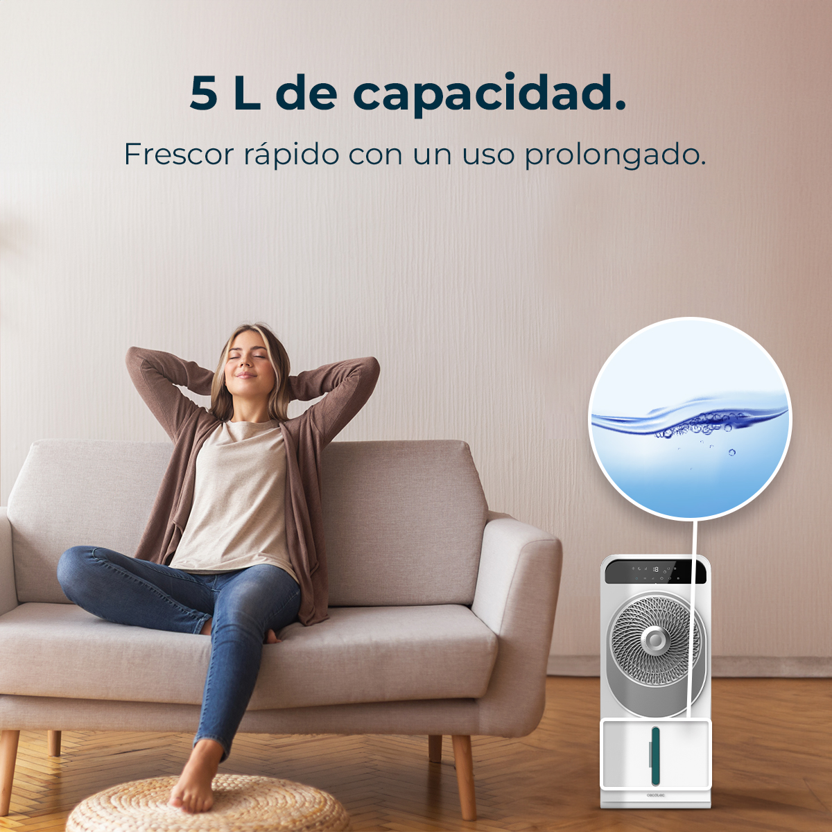 Mujer relajándose en sofá cerca de enfriador de aire con ilustración de agua.