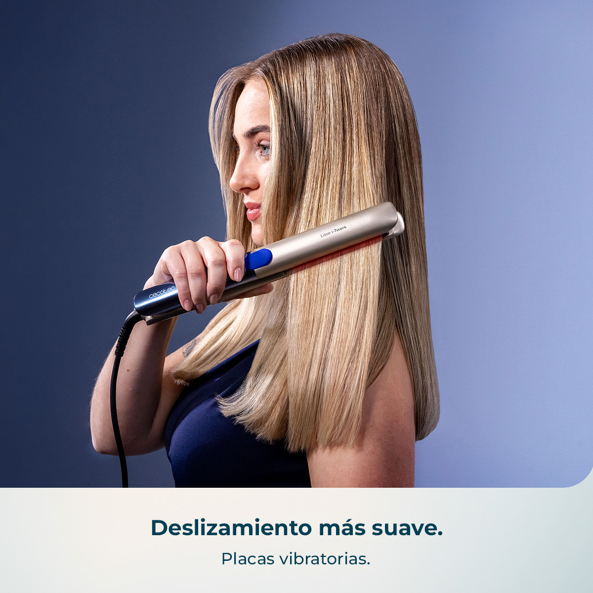 Mujer alisando cabello rubio con plancha plateada y detalles azules.