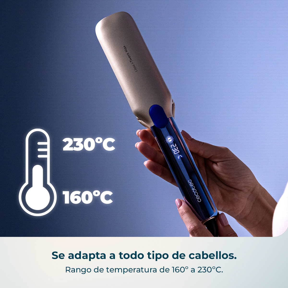Una mano sostiene un alisador de pelo oscuro con acento azul y pantalla digital.