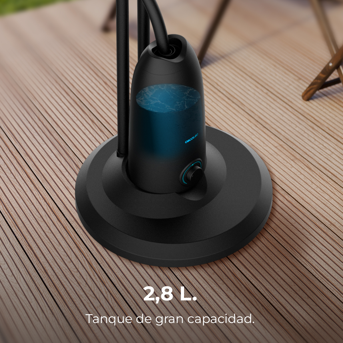 Torre negra con agua azul sobre cubierta de madera. Tanque 2,8 L.