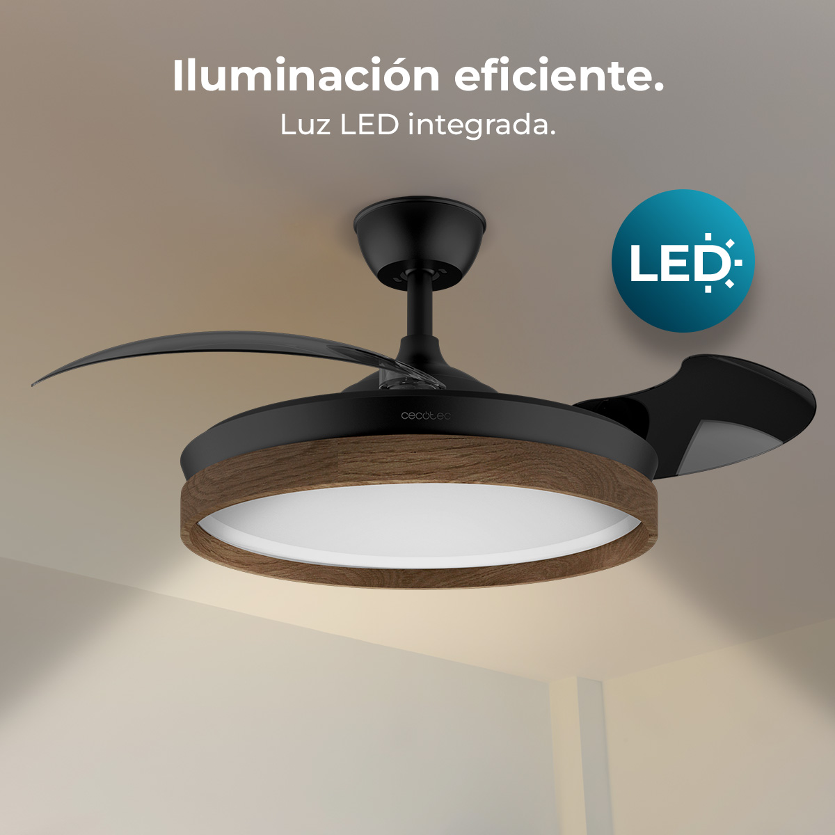 Ventilador de techo negro con luz LED y borde efecto madera.
