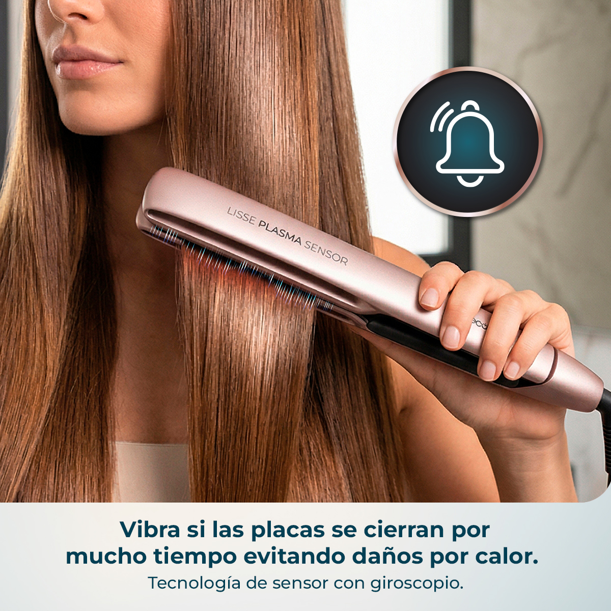 Una mujer se alisa el pelo castaño con una plancha rosada.