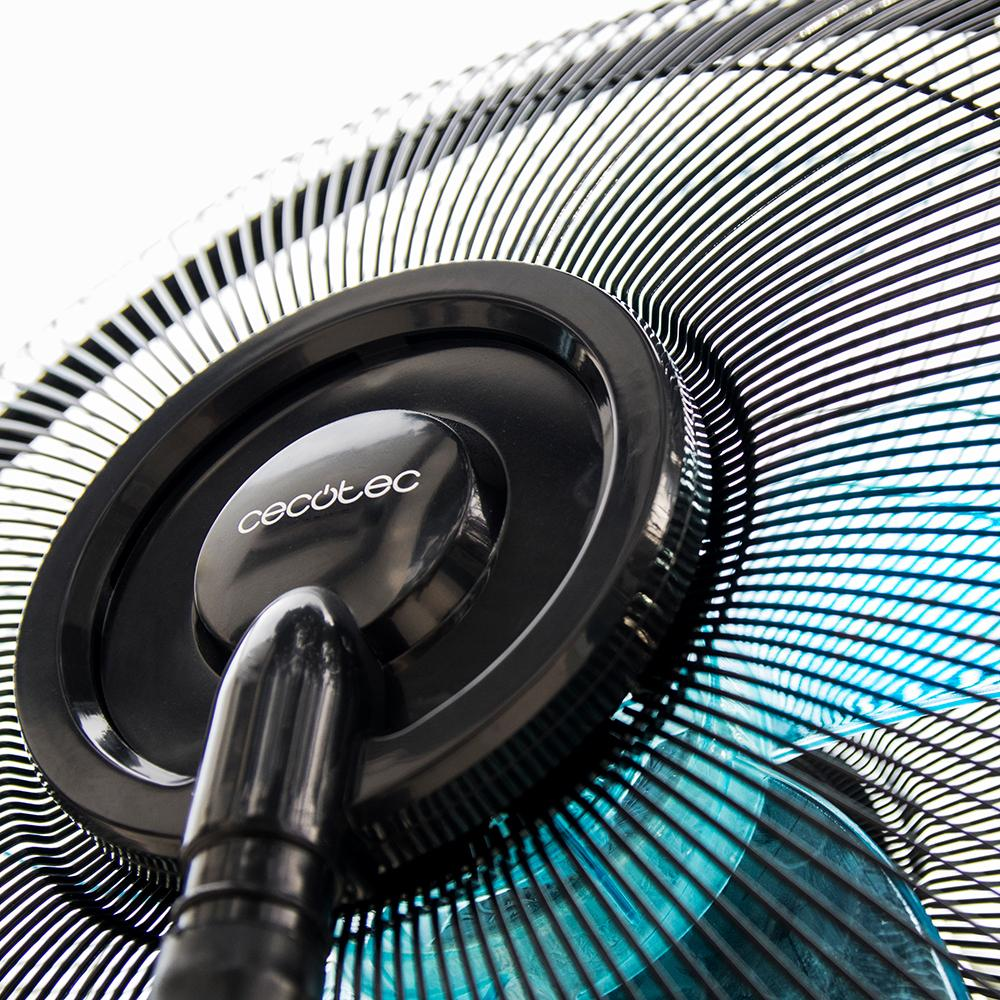 Primer plano de un ventilador negro con el logo de Cecotec y aspas azules.