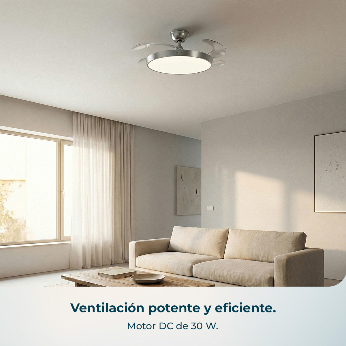 Un ventilador de techo con luz sobre un sofá y mesa de centro en una sala.