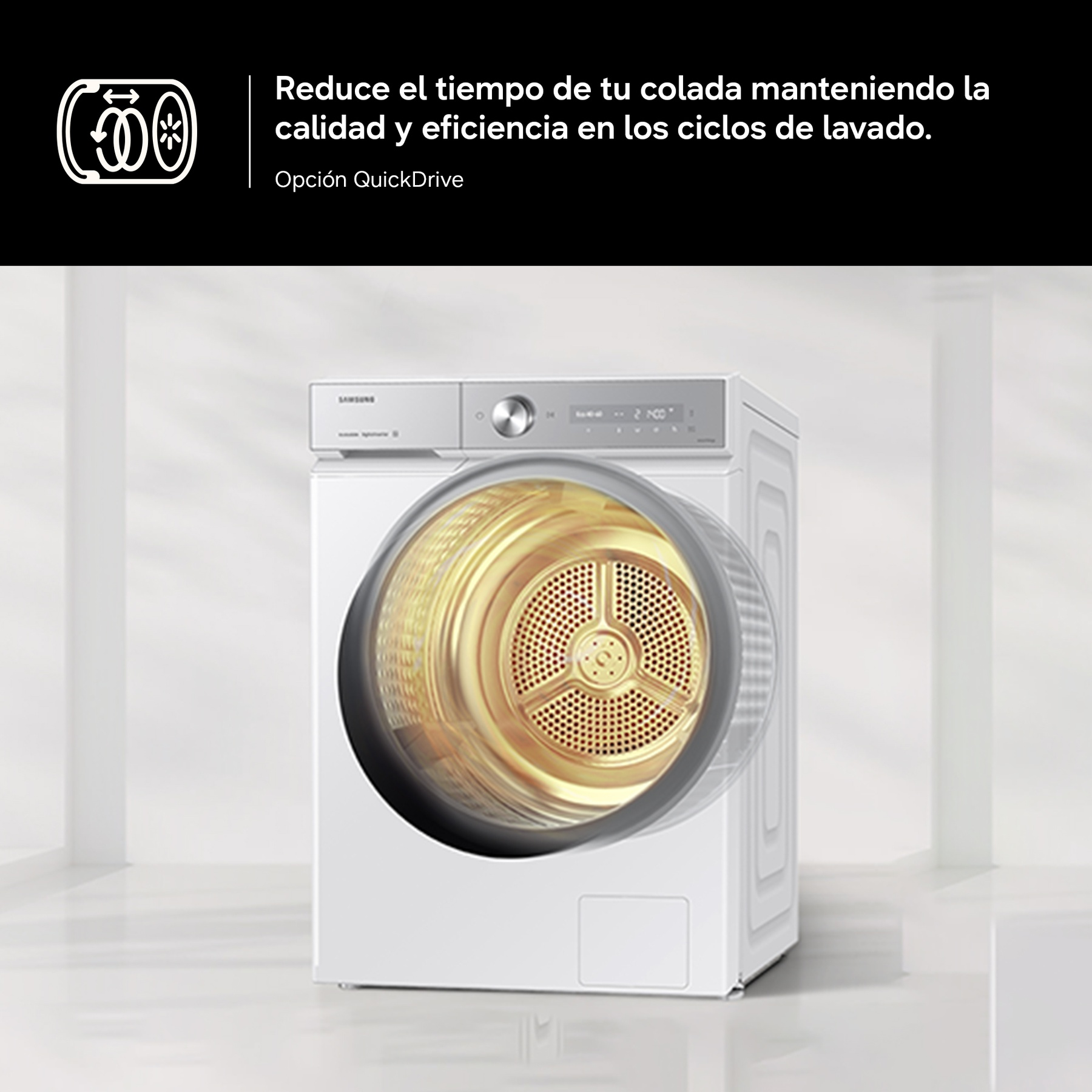 Una lavadora Samsung blanca con el tambor dorado abierto.