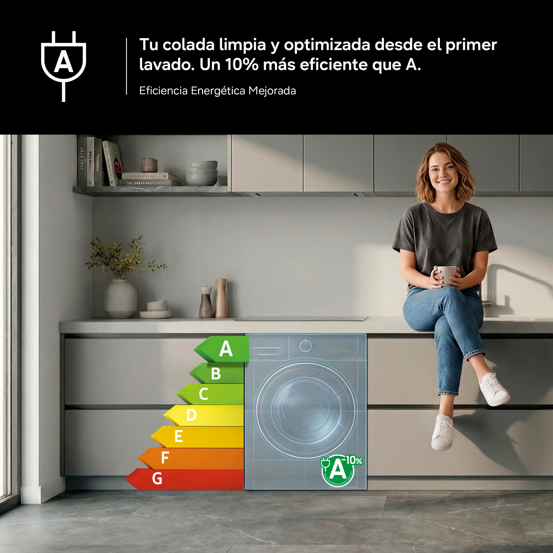 Una mujer sentada en una encimera delante de una lavadora con etiqueta A de eficiencia energética.