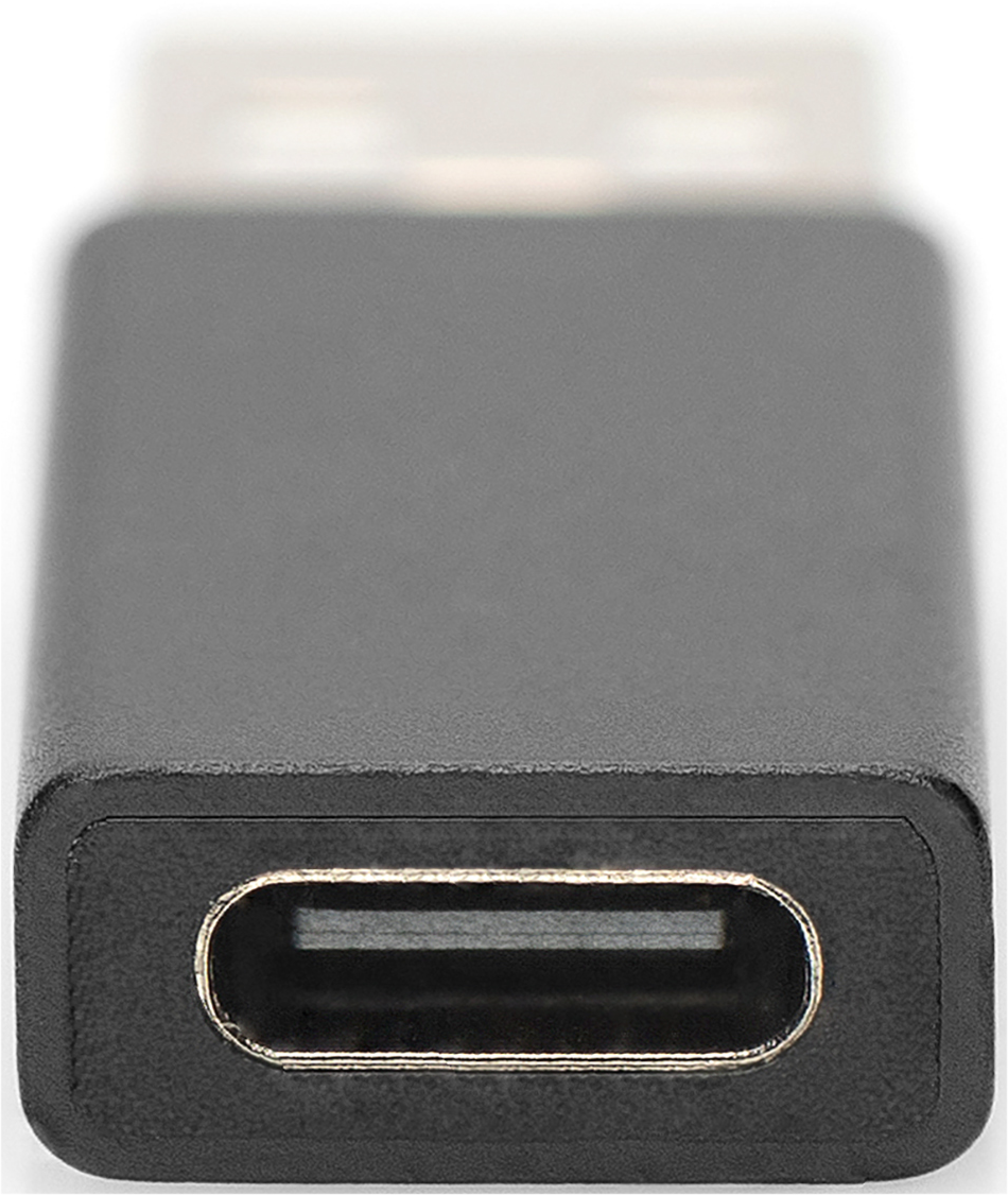 Ein schwarzer USB-C-Anschluss mit Metallrand, nah aufgenommen.