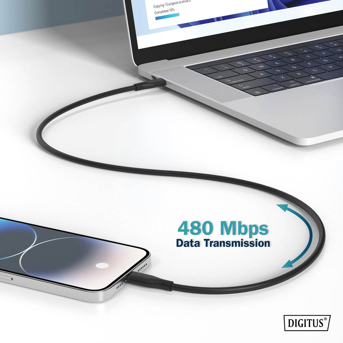 Ein schwarzes Kabel verbindet ein Smartphone mit einem Laptop. 480 Mbps Datenübertragung.