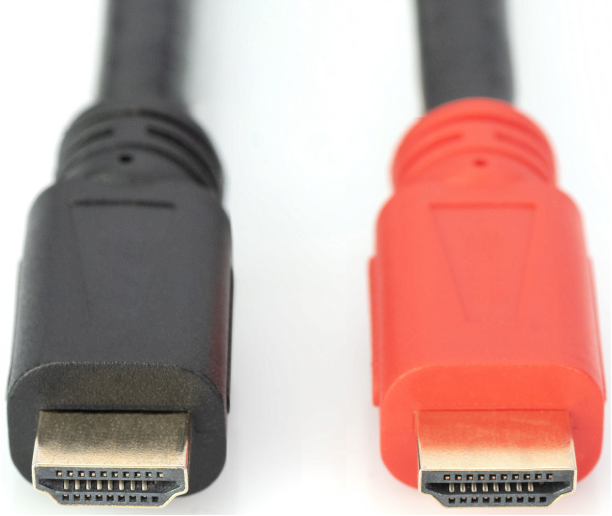 Zwei HDMI-Kabelstecker, einer schwarz, einer rot, auf weißem Hintergrund.