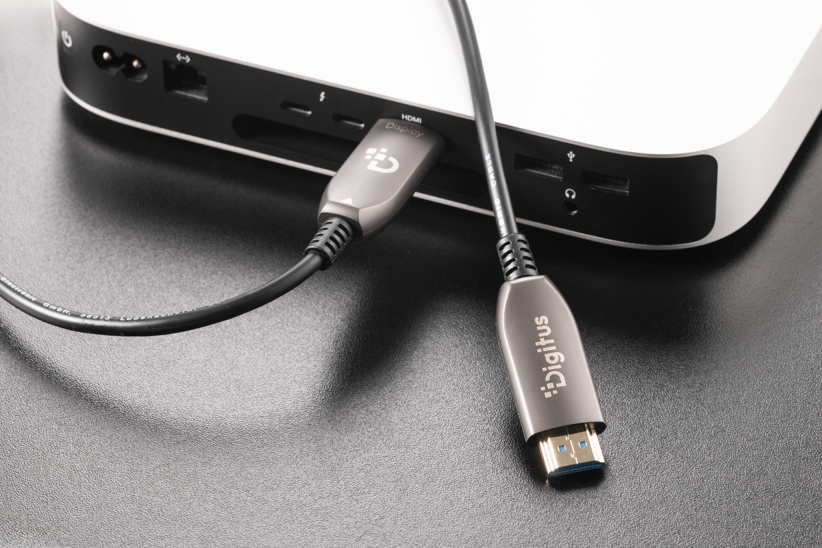 Ein HDMI-Kabel ist an einem weißen Computer angeschlossen.
