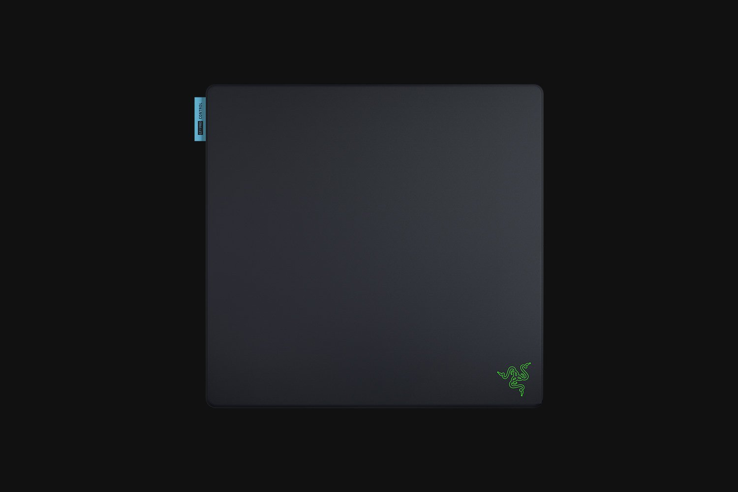 Tapis de souris gaming Razer noir avec logo vert en bas à droite et étiquette bleue en haut.