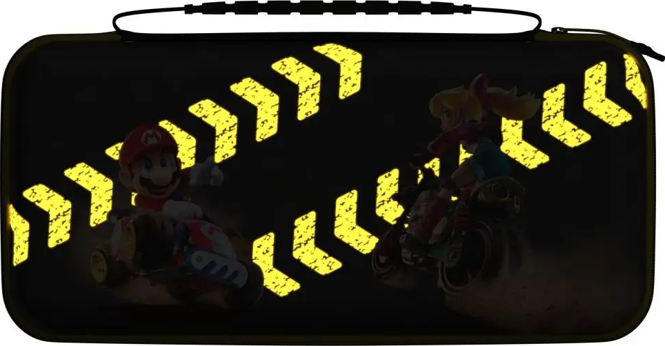 Mario e Peach gareggiano sui go-kart su una pista con frecce gialle.