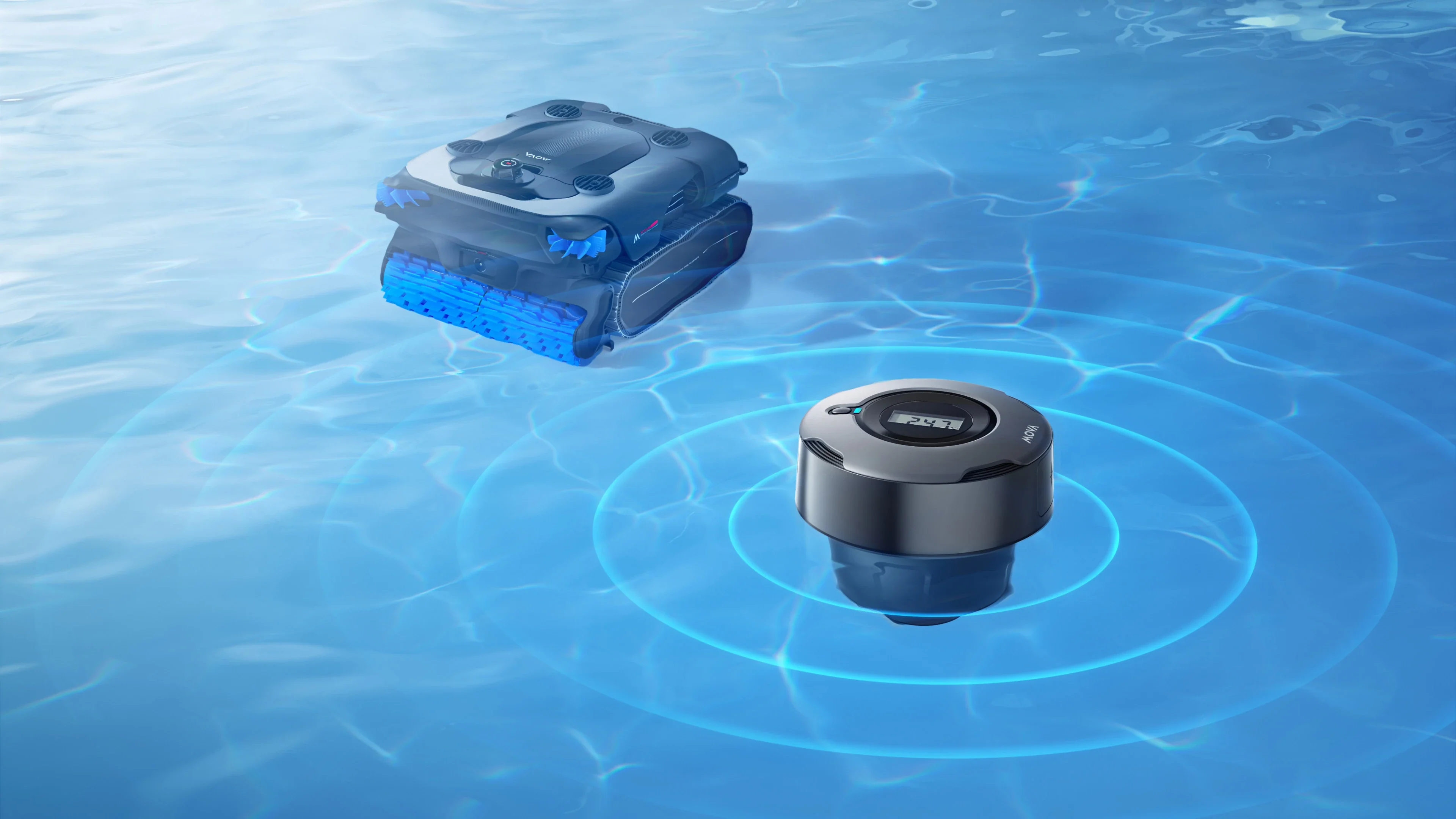 Ein Poolroboter und ein Sensor treiben im Wasser. Blaue Wellen sind sichtbar.