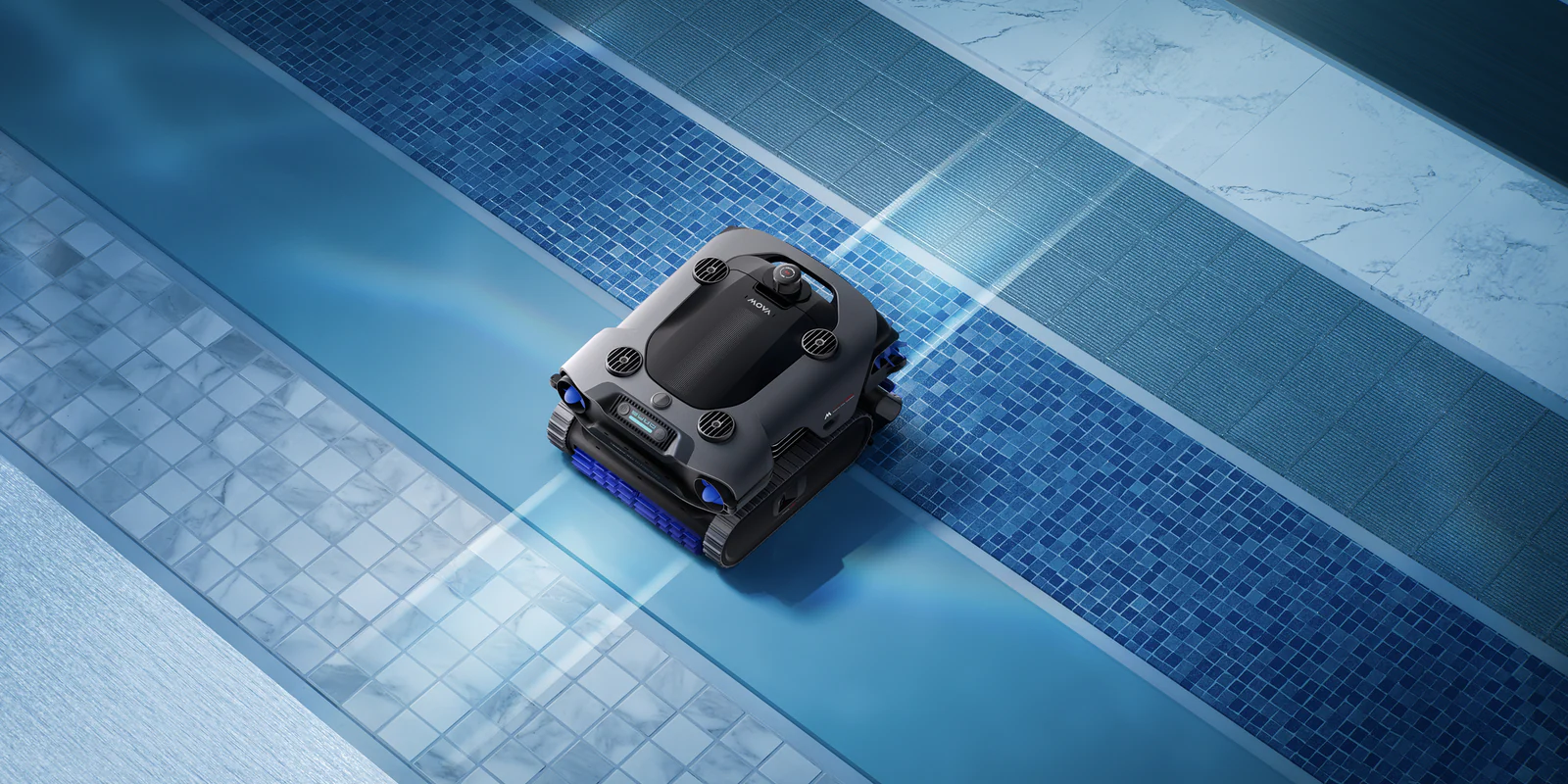 Ein dunkler Poolroboter mit blauen Akzenten fährt auf einem blau gefliesten Poolboden.