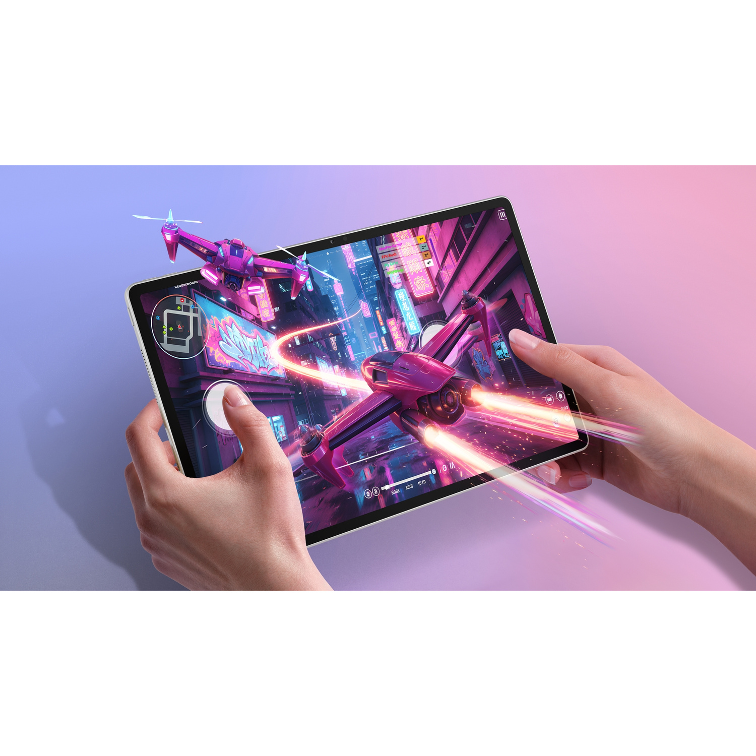 Due mani tengono un tablet che mostra un gioco di corse di droni al neon.