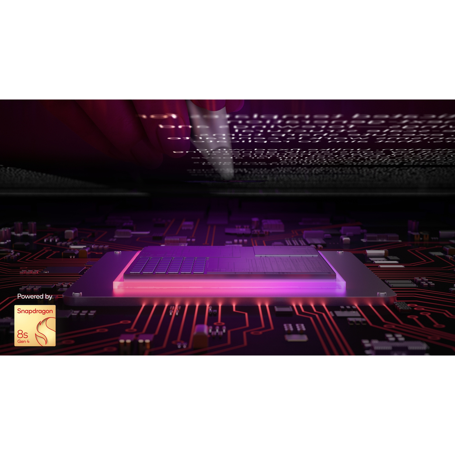 Primo piano di un chip di computer futuristico con luci al neon rosa e viola su un circuito stampato.