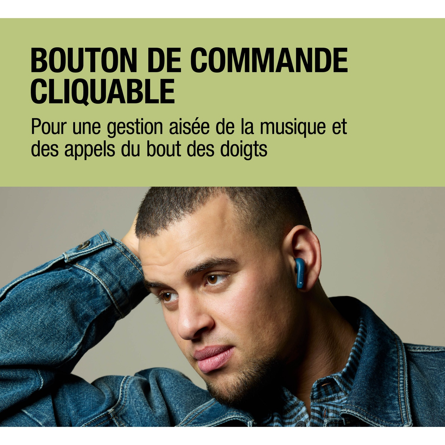 Homme avec écouteurs et veste en jean, texte sur musique et appels.