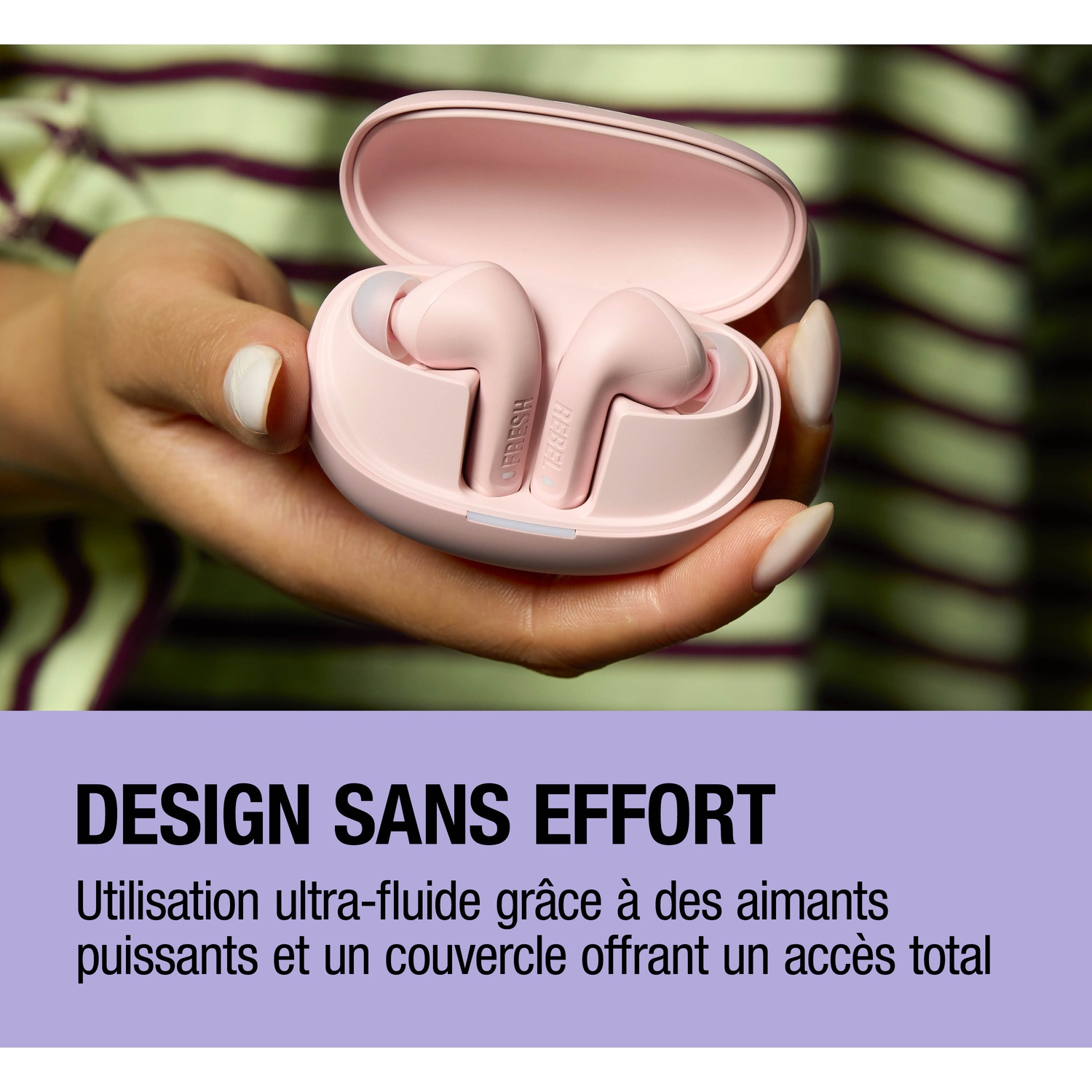Une main tient des écouteurs roses et leur étui de chargement. Le couvercle est ouvert.