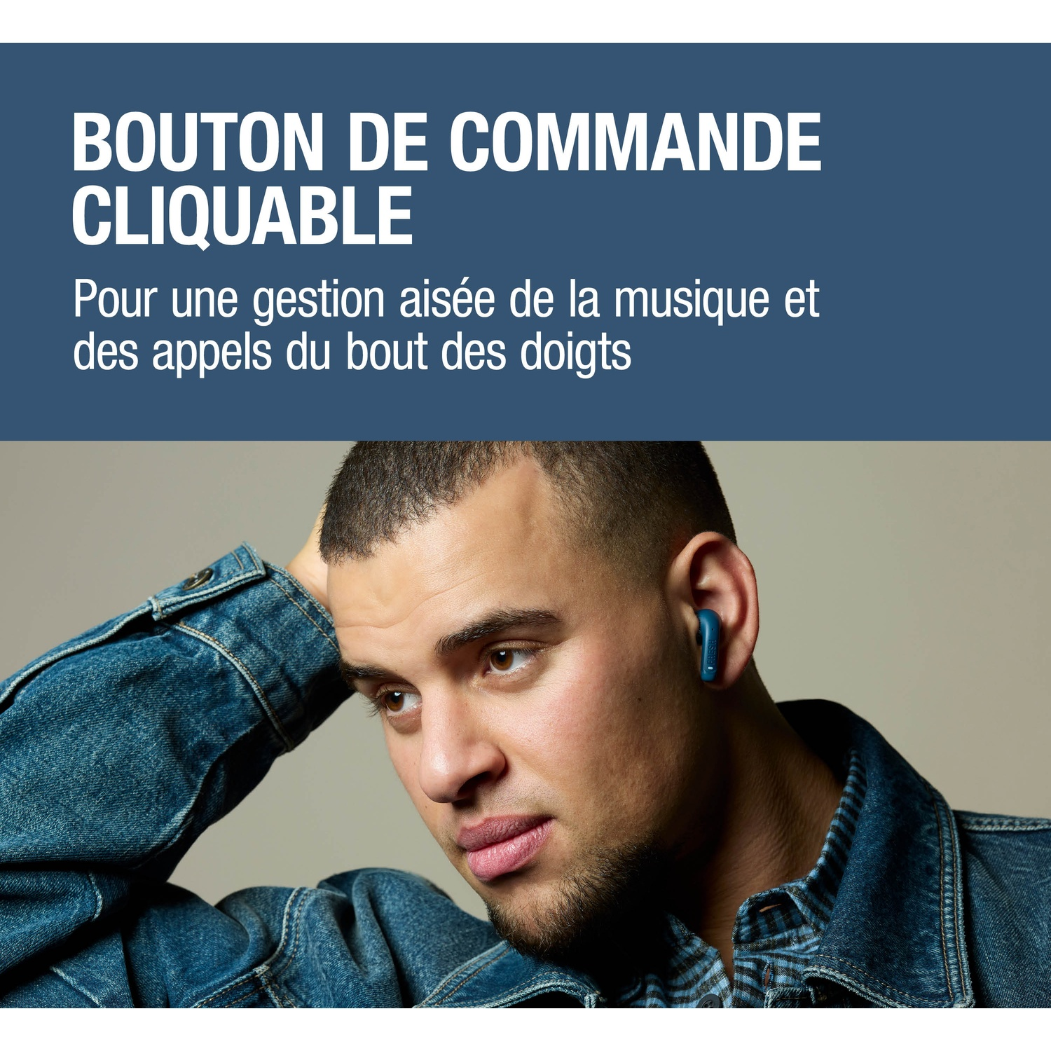Homme portant des écouteurs bleus et une veste en jean. Texte sur le contrôle musique/appels.