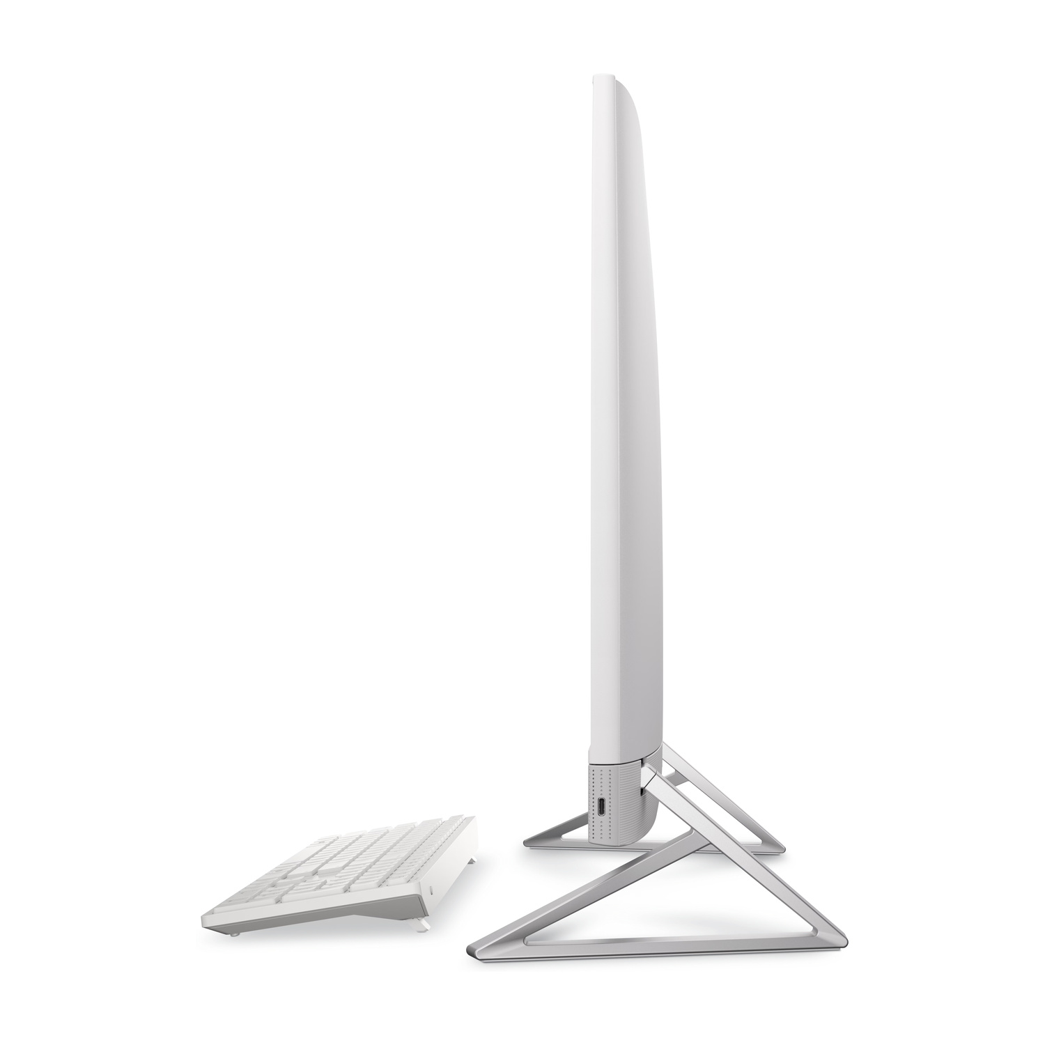 Un computer all-in-one bianco con supporto e tastiera argentati.