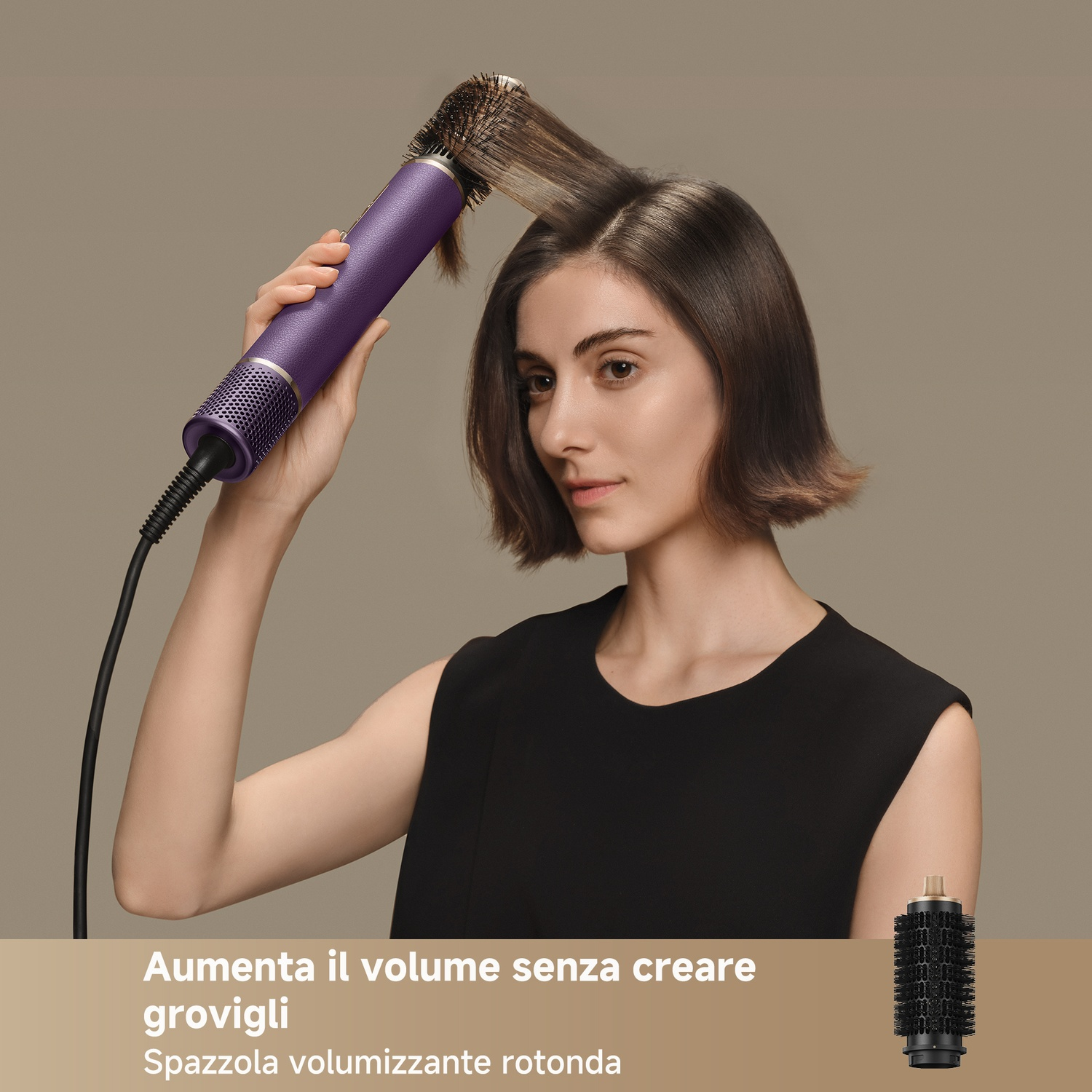Una donna si sistema i capelli con uno styler rotante viola su sfondo grigio.
