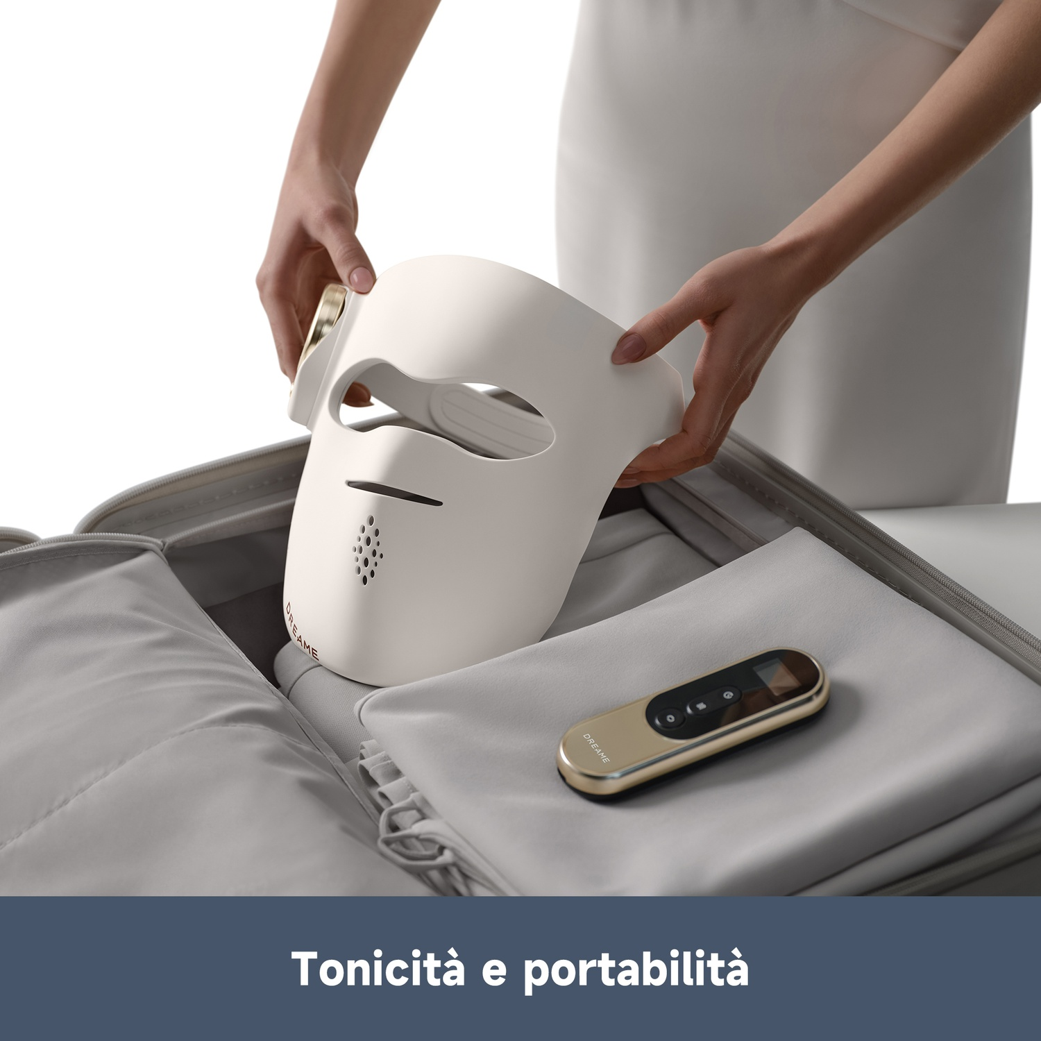 Una mano mette una maschera viso bianca e un dispositivo dorato in una valigia.