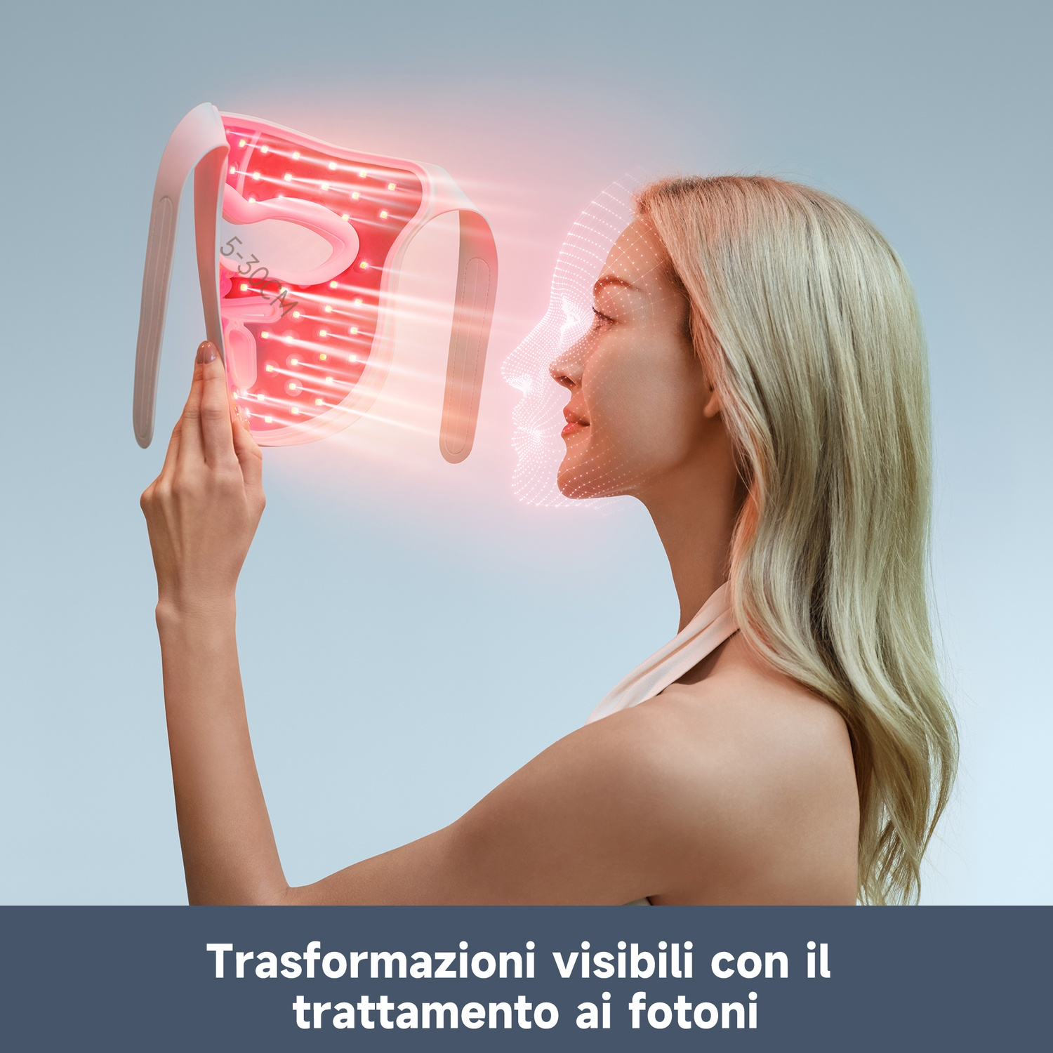 Donna con dispositivo trattamento viso, luce rossa e sovrapposizione digitale del volto.