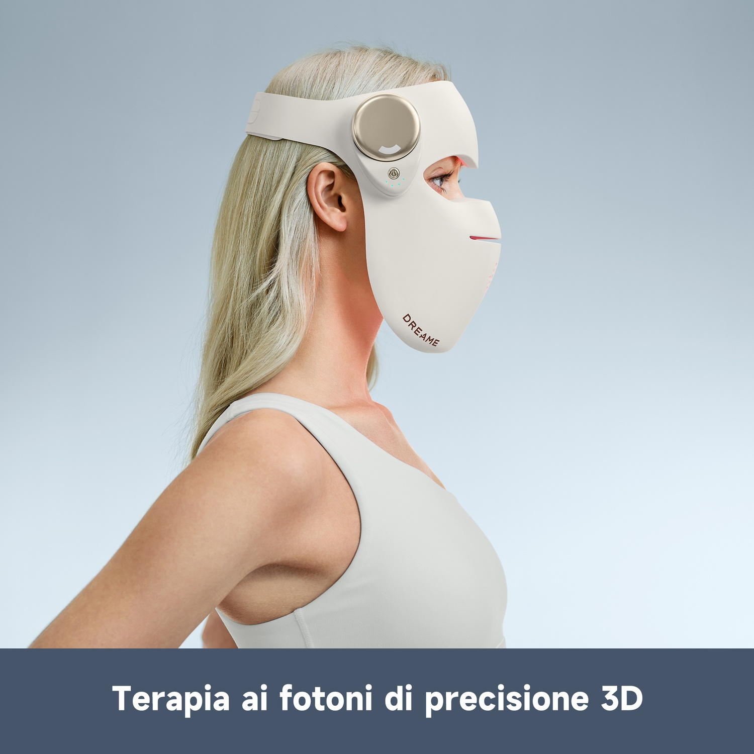Una donna bionda indossa una maschera facciale bianca con fascia.