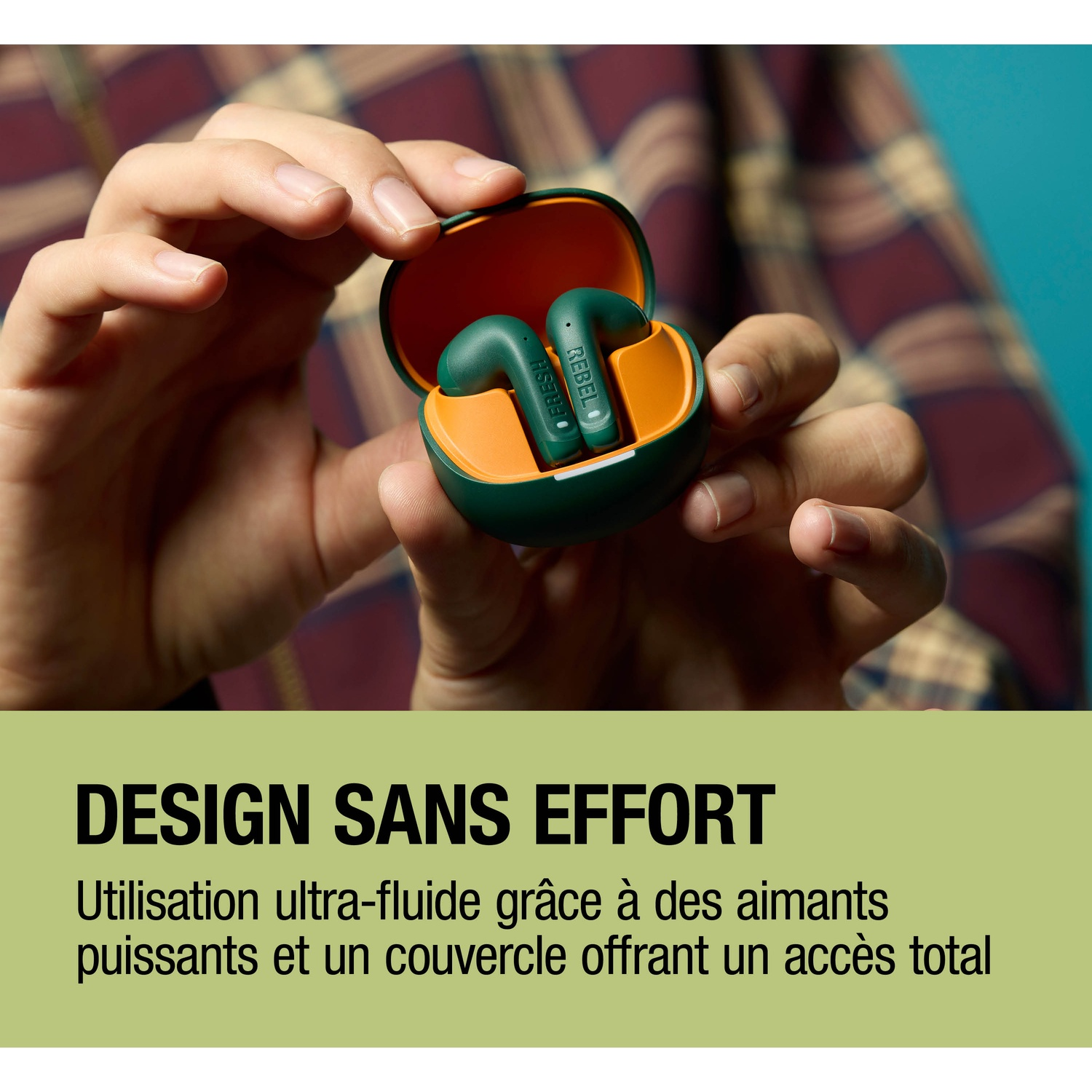 Écouteurs verts dans un étui vert et orange, tenus par des mains.