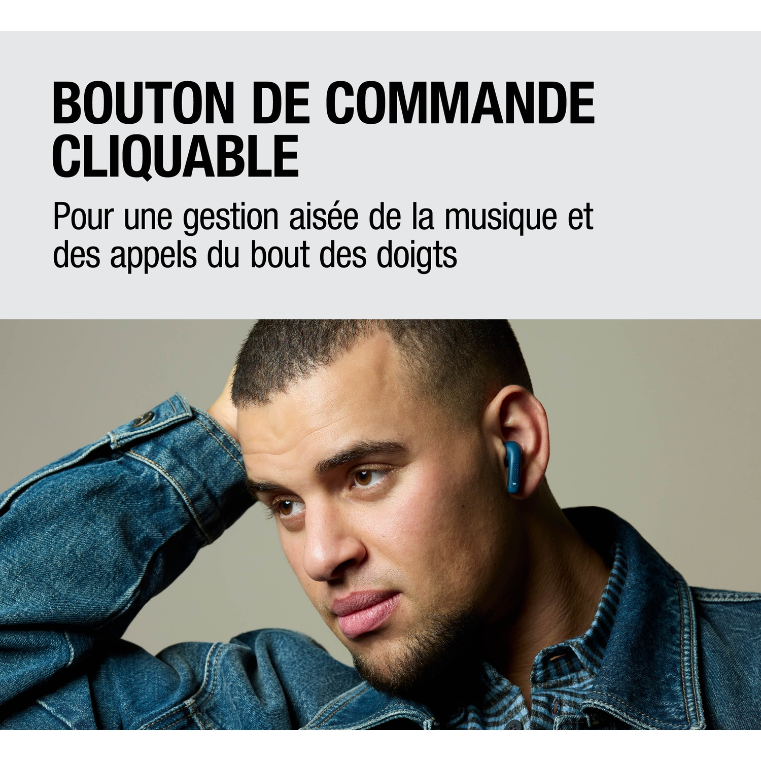 Homme avec écouteur bleu, veste en jean, texte au-dessus.