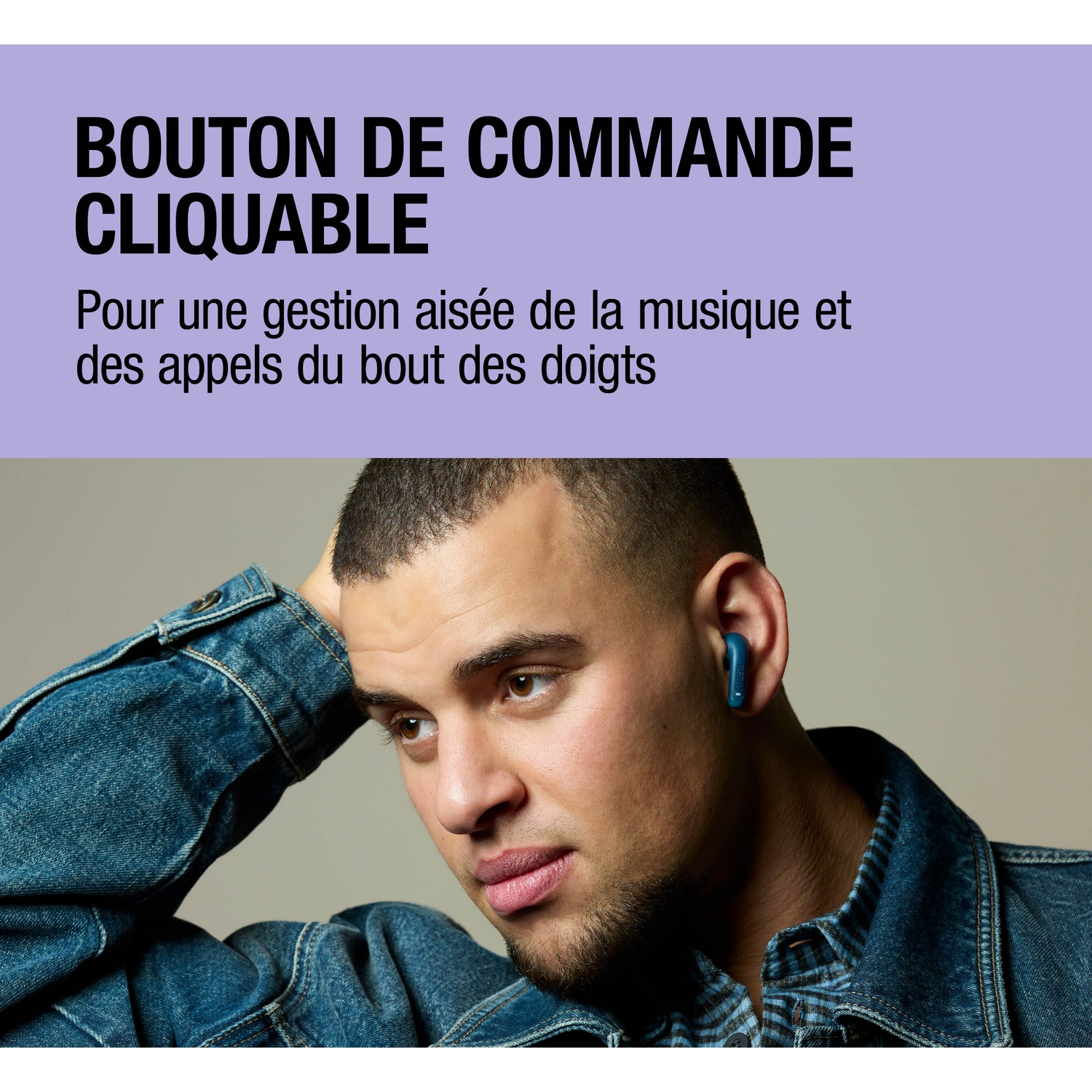 Homme en veste en jean portant un écouteur bleu. Texte : Bouton de commande cliquable.