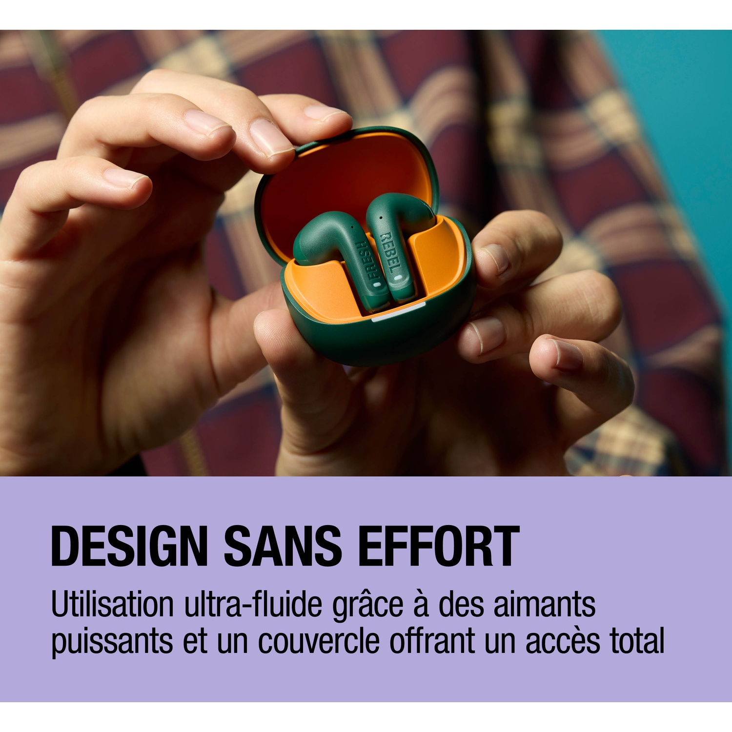 Écouteurs verts dans un étui orange, tenus par des mains.