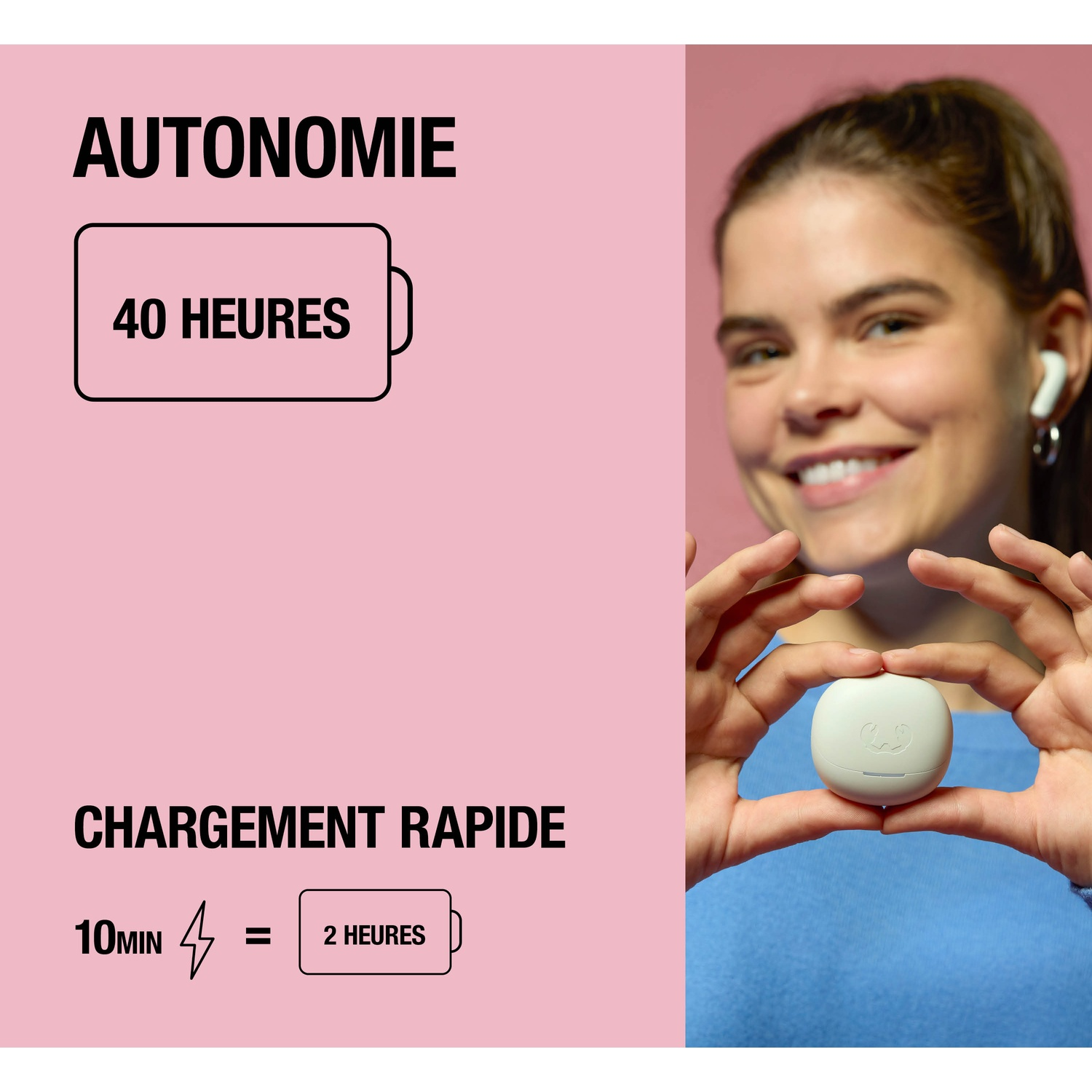 Femme souriante tenant un étui de chargement blanc. Texte : 40h d'autonomie, 10 min chargé = 2h.