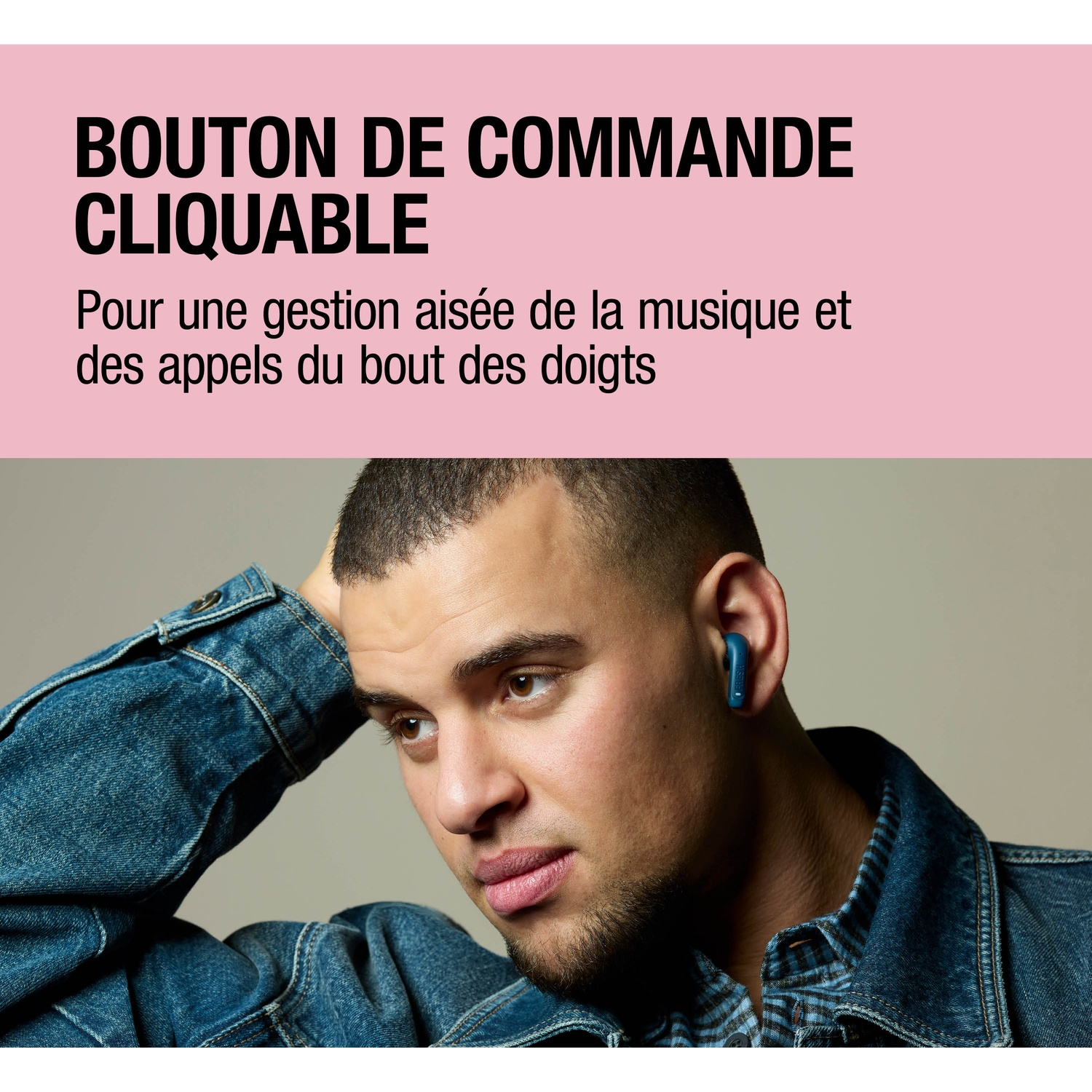 Homme en écouteurs bleus et veste en jean, texte sur fond rose.
