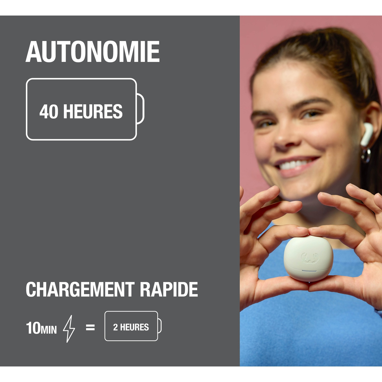 Écran gris avec texte & icône de batterie. Femme tient étui écouteurs blanc.