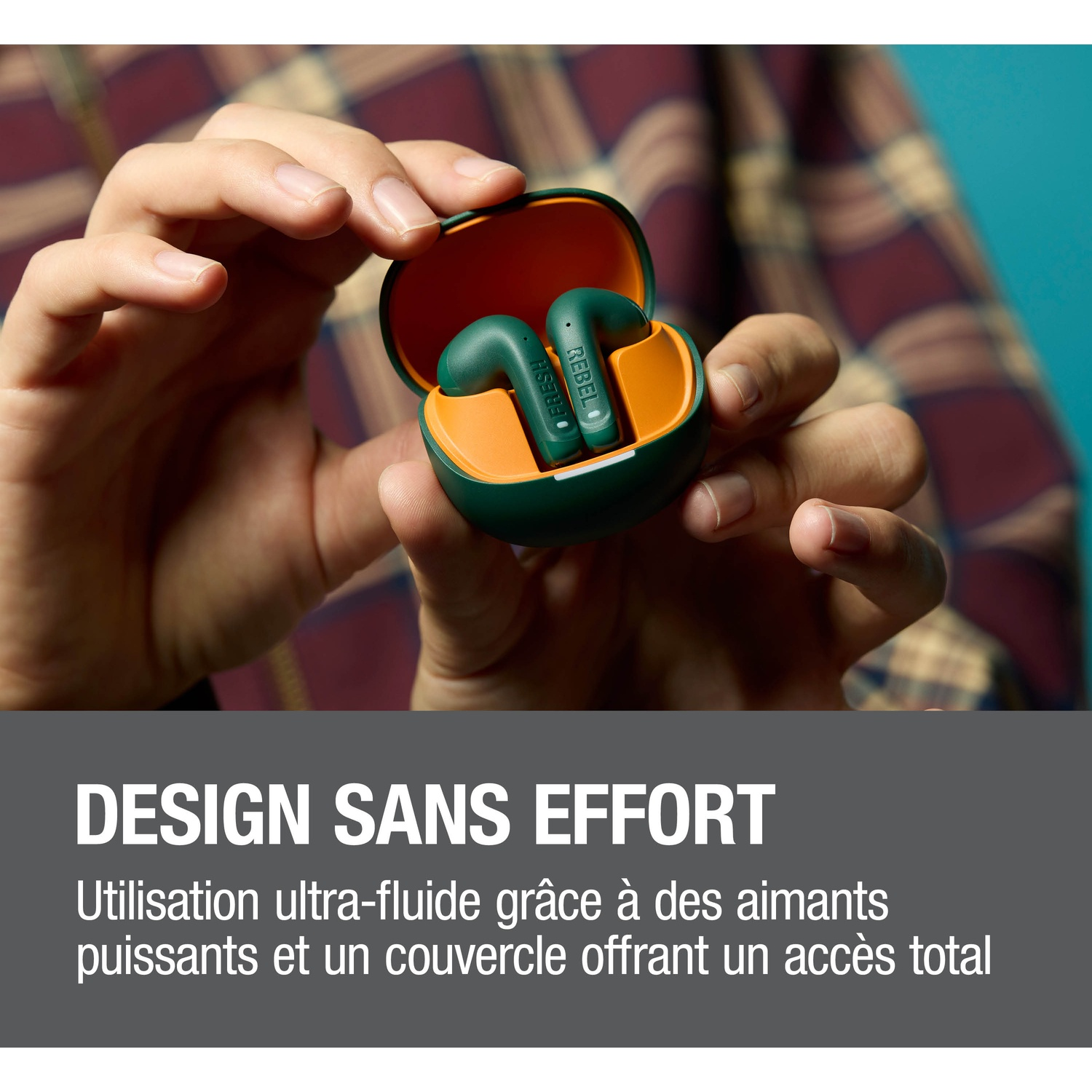 Étui de chargement d'écouteurs vert avec intérieur orange, tenu par des mains.