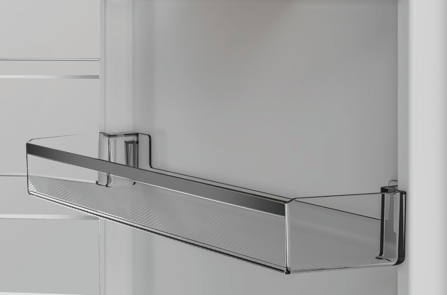 Contenedor transparente de refrigerador con borde plateado, montado en pared blanca.