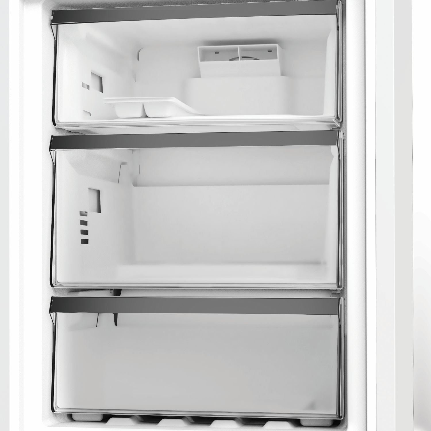 Cajones blancos vacíos de un refrigerador o congelador con frentes transparentes.