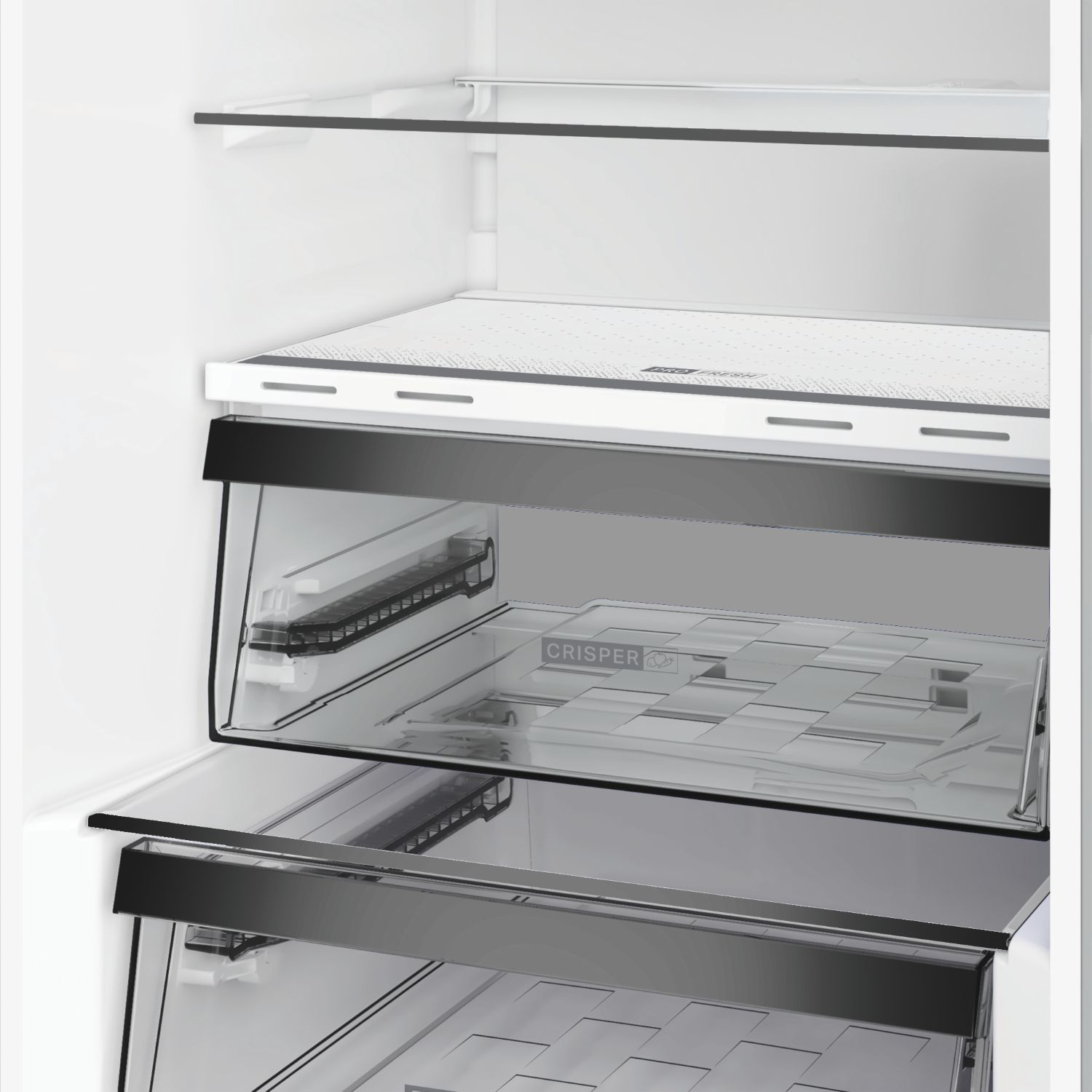 Vista interior de un refrigerador con cajones transparentes y estantes blancos.