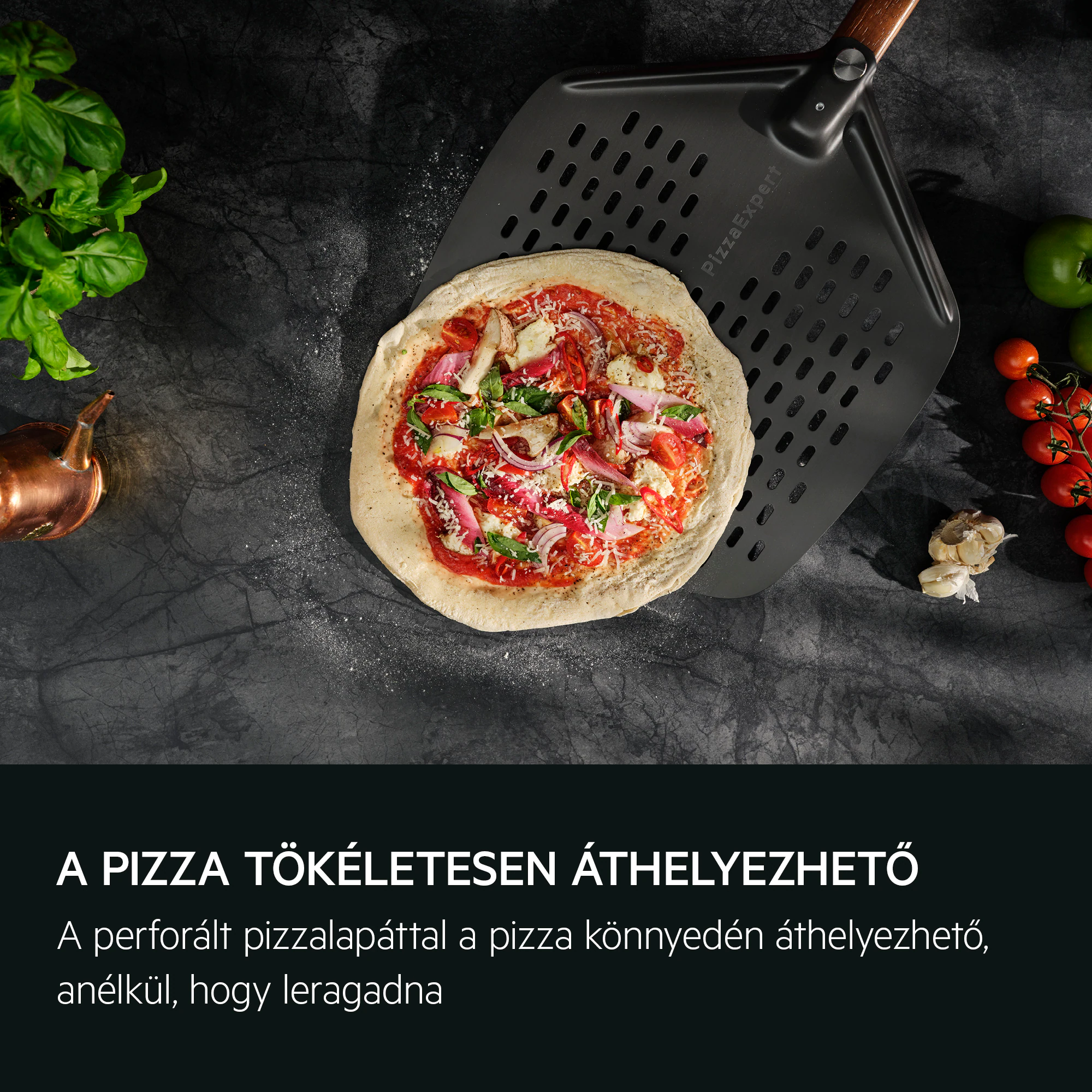 Nyers pizza feltétekkel pizzalapáton, bazsalikom, paradicsom és fokhagyma mellett.