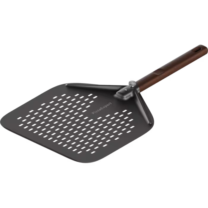 Fekete pizzasőlap fa nyéllel és lyukakkal.
