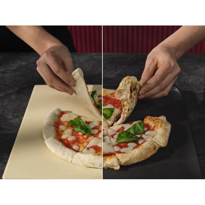 Kezek pizzát tartanak. Egy szelet világos, egy sötét felületen.
