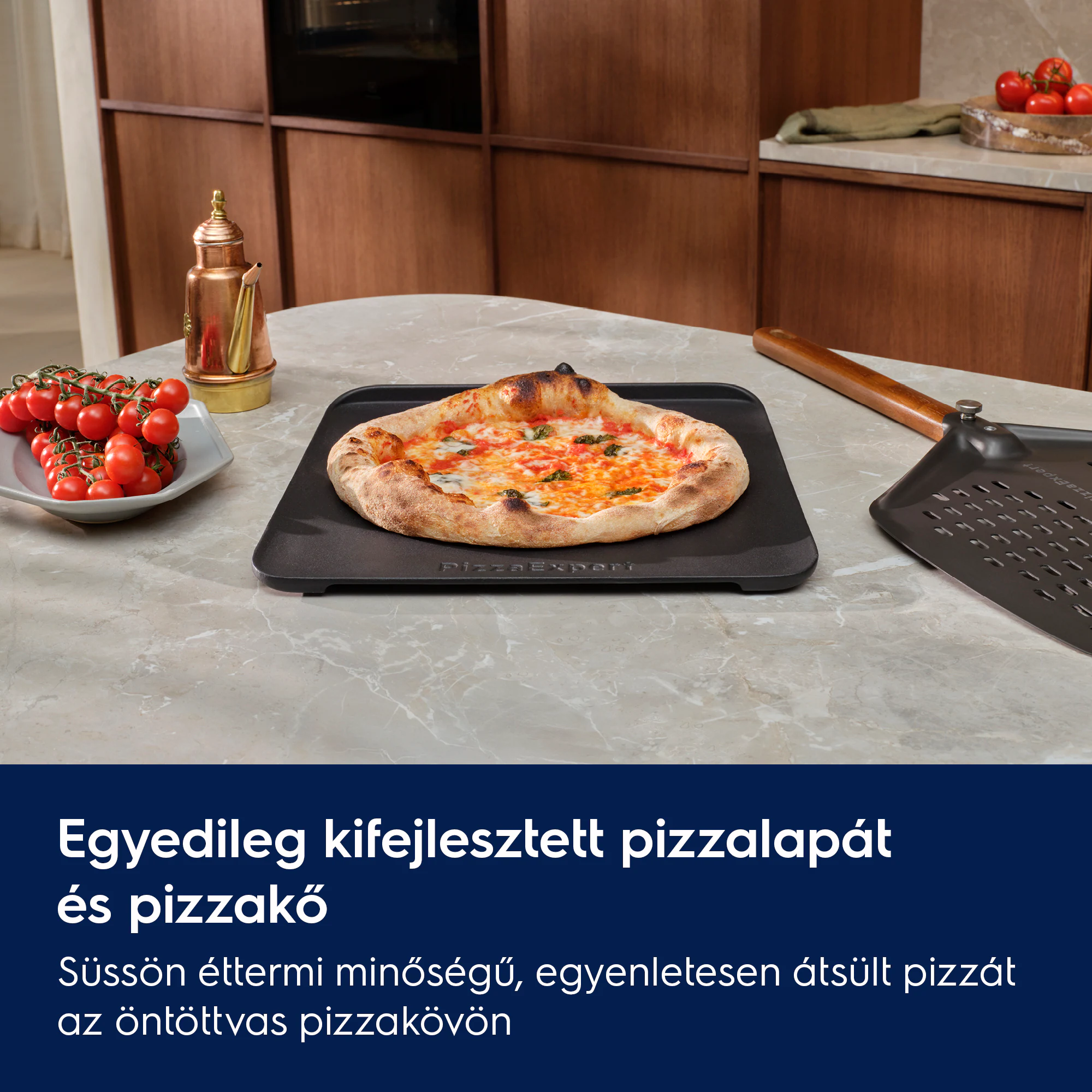 Egy pizza pizzakövön, mellette koktélparadicsom és pizzalapát.