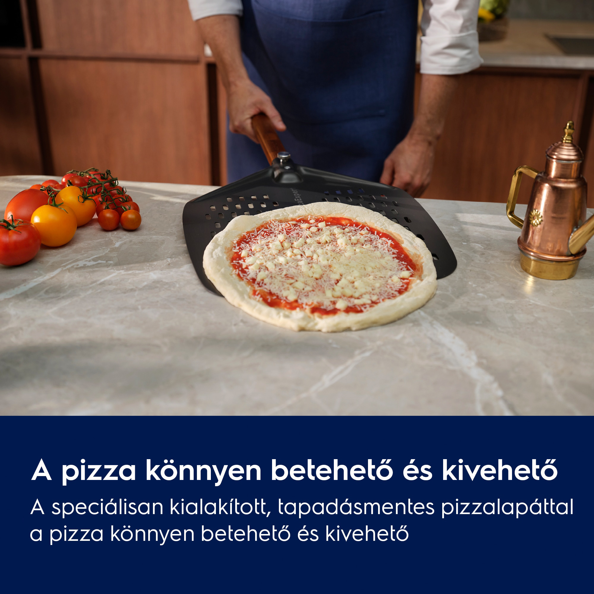 Egy pizzalapát nyers pizzával és paradicsommal márványasztalon.