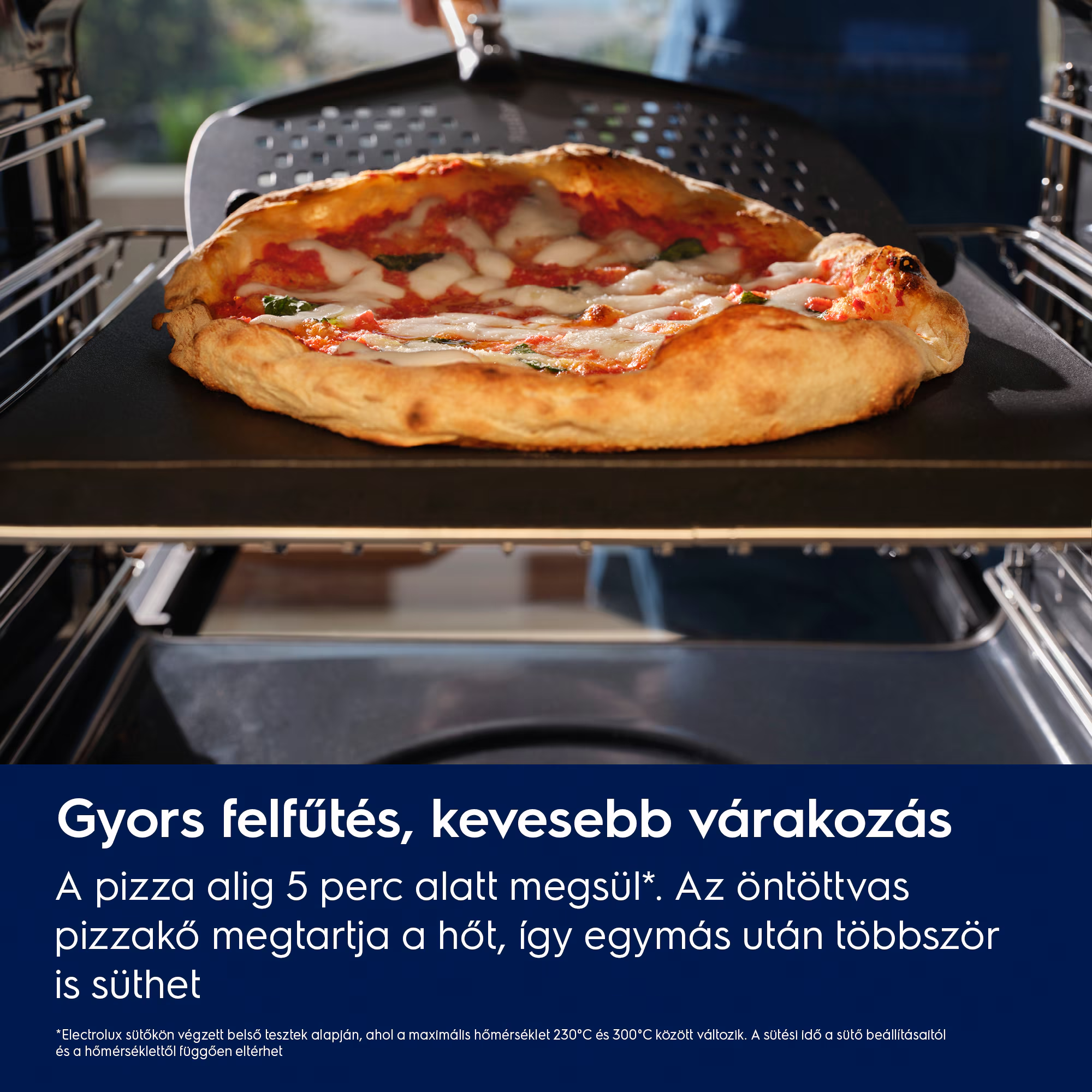 Egy frissen sült pizza pizzakövön egy sütőben.