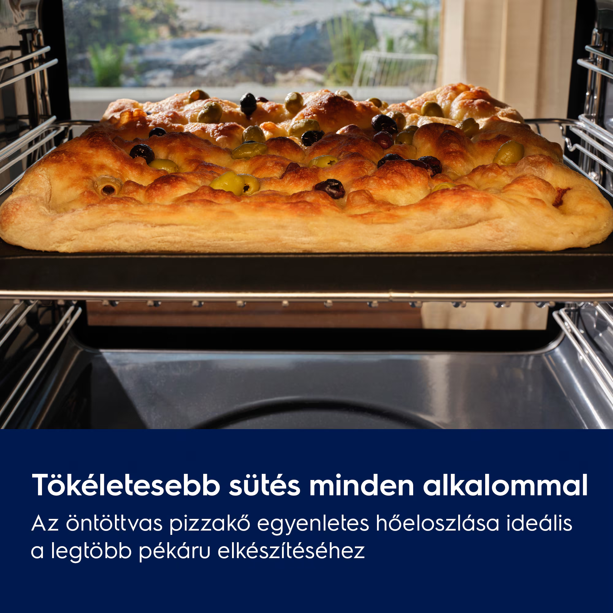 Egy aranyszínű, olívás focaccia sül egy sütőben.