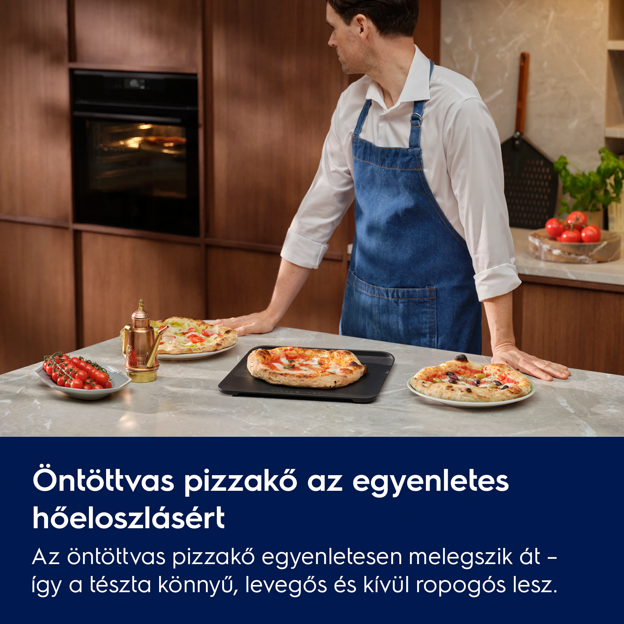 Férfi kötényben áll pizzák előtt az asztalon.