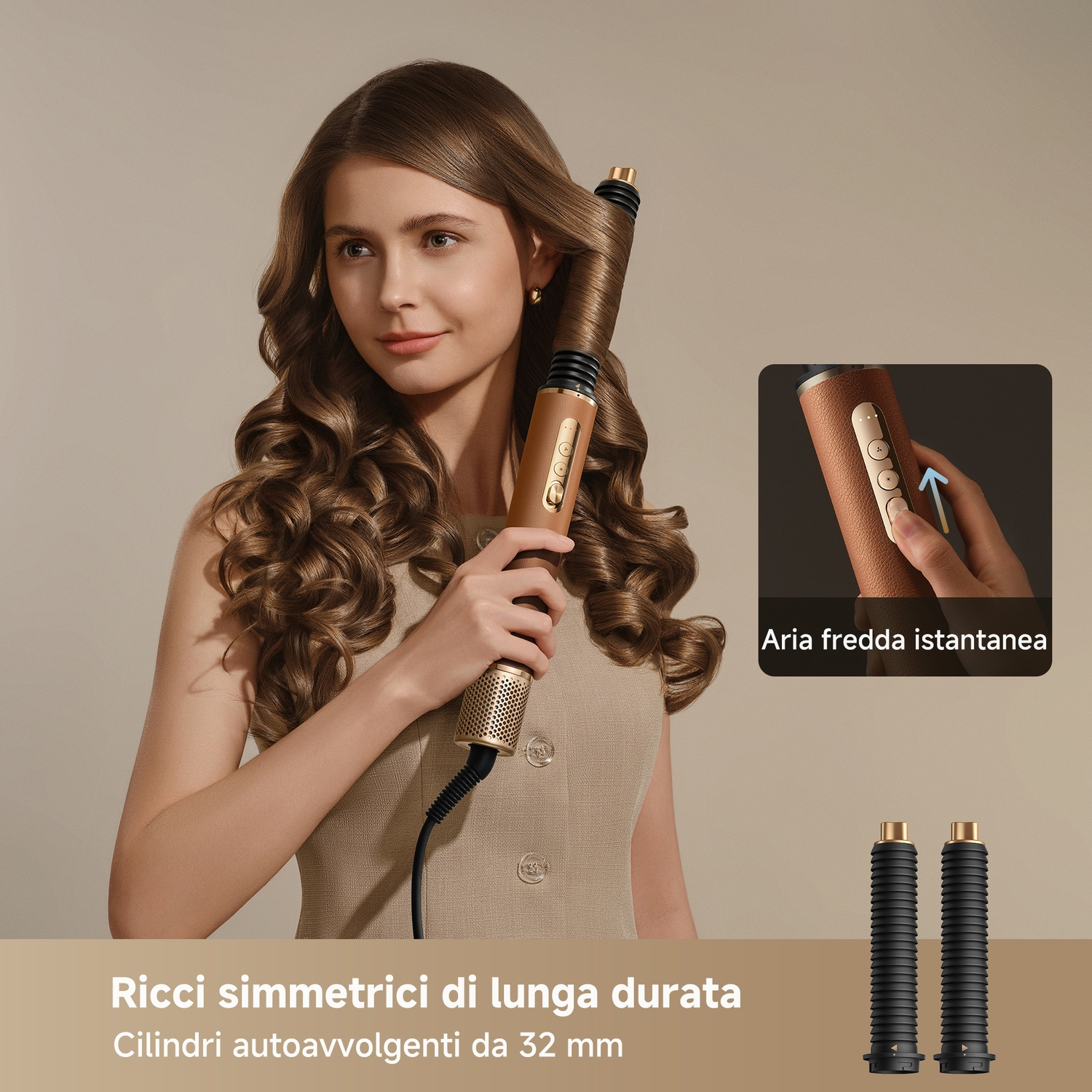 Donna con capelli ricci che tiene un arricciacapelli dorato. Primo piano di una mano che usa l'apparecchio.