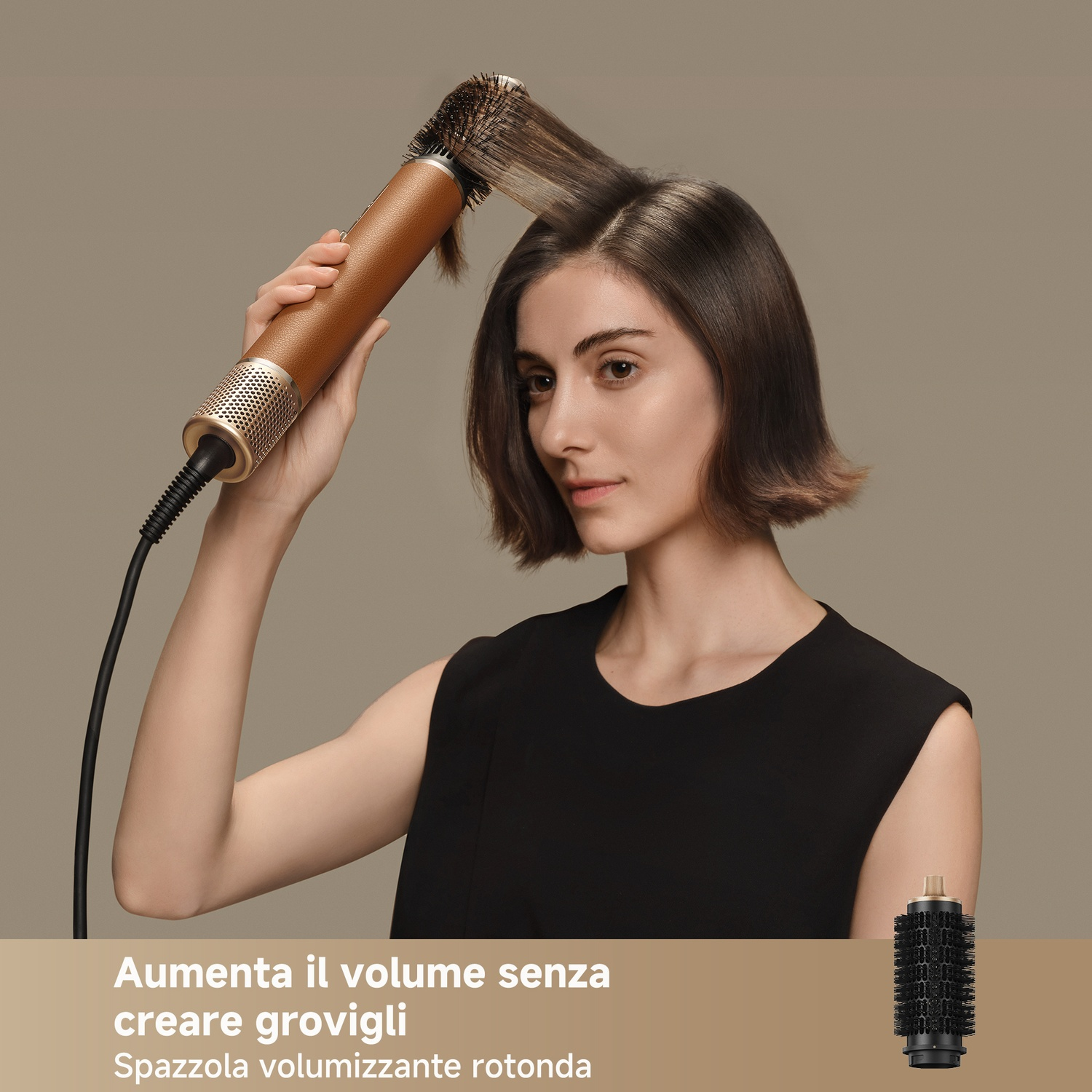 Una donna si sistema i capelli con uno strumento dorato su sfondo beige.