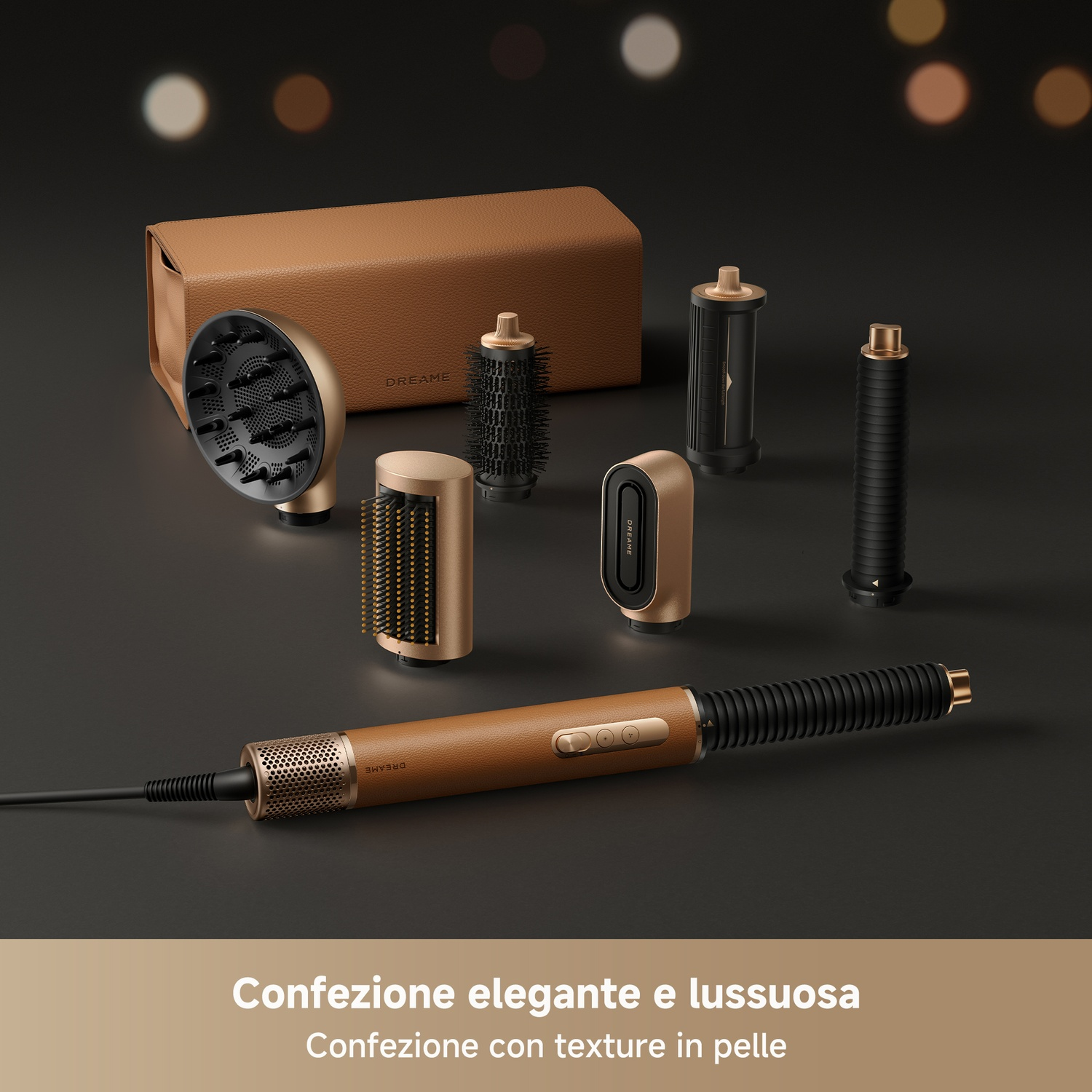 Un asciugacapelli dorato con manico in pelle marrone e accessori su sfondo nero.